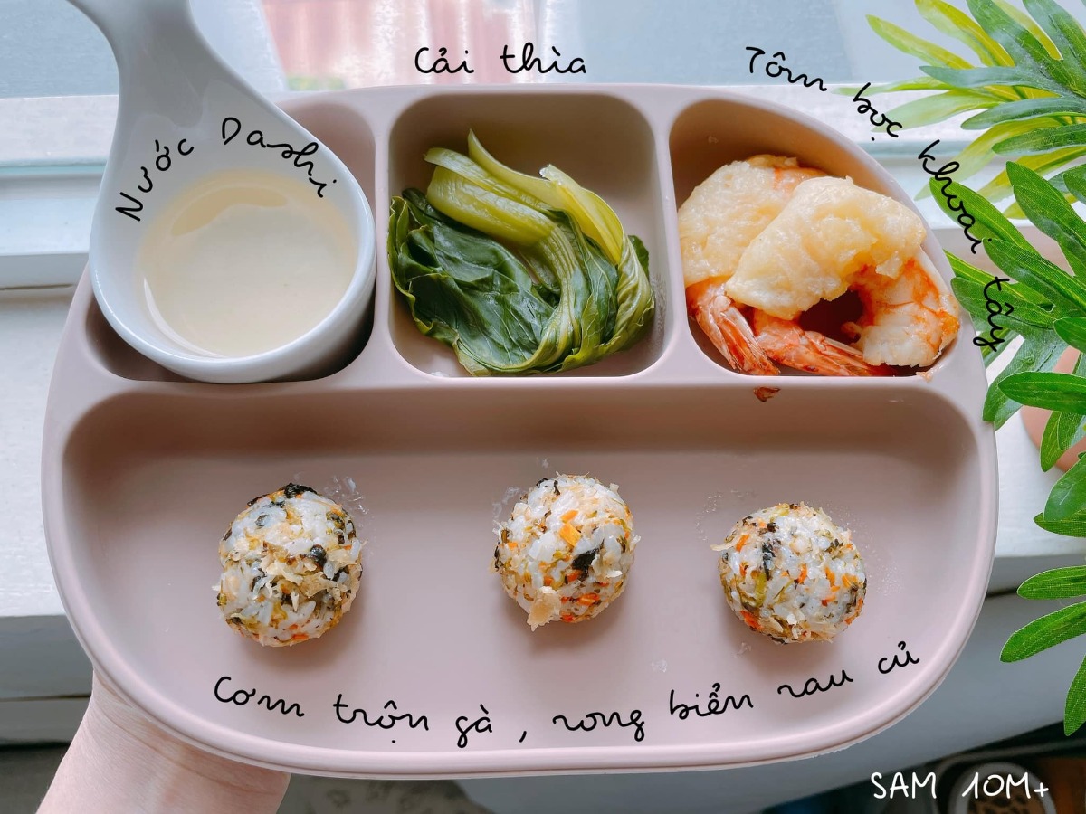 Bé nhà mình nay tròn 11M rồi , mình chia sẻ thực đơn ăn dặm buổi trưa BLW kết hợp đút lúc 10M của bé nhà mình ❤️

Buổi chiều tối mình nấu đơn giản hơn, chủ yếu là cháo và món cơm như người lớn cho bé vì mùa dịch mua nguyên vật liệu rất khó khăn❤️

Vẫn tiêu chí cố gắng bổ sung đầy đủ 4 nhóm chất cho con trong 1 bữa ăn : tinh bột - đạm - chất xơ - vitamin ❤️

Trên app còn nhiều công thức lắm, các mẹ xem ở đây nha https://mamibabi.com.vn/thuc-don-an-dam