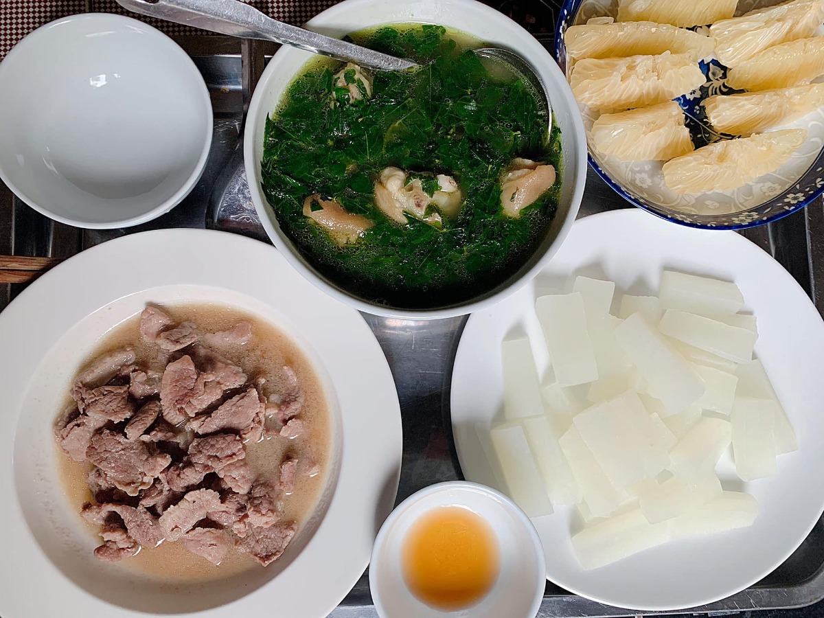 Xin chào cả nhà, em là ông bố nấu cơm cữ cho mẹ bầu sau sinh đây, ông bố cho vợ ăn củ cải bị các bác sĩ online nói đây ạ. Hai Vợ chồng hóng hớt linh tinh nên bay màu fb. Các bác đừng cười hay chỉ trích Vợ chồng em nhé 🤣

Nay e xin tổng hợp lại thực mẹ bầu sau sinh cho các ông bố bà mẹ tham khảo. Vợ e thích ăn gì e nấu cái đó và vì thời điểm cữ là mùa đông nên thực phẩm rau mùa cũng hơi hạn hẹp.. Nên e chỉ nấu được những món cơ bản như thế này thôi ạ. Các bác đóng góp để e nâng cao thực đơn tập 2 cho mẹ Bon. 🤩