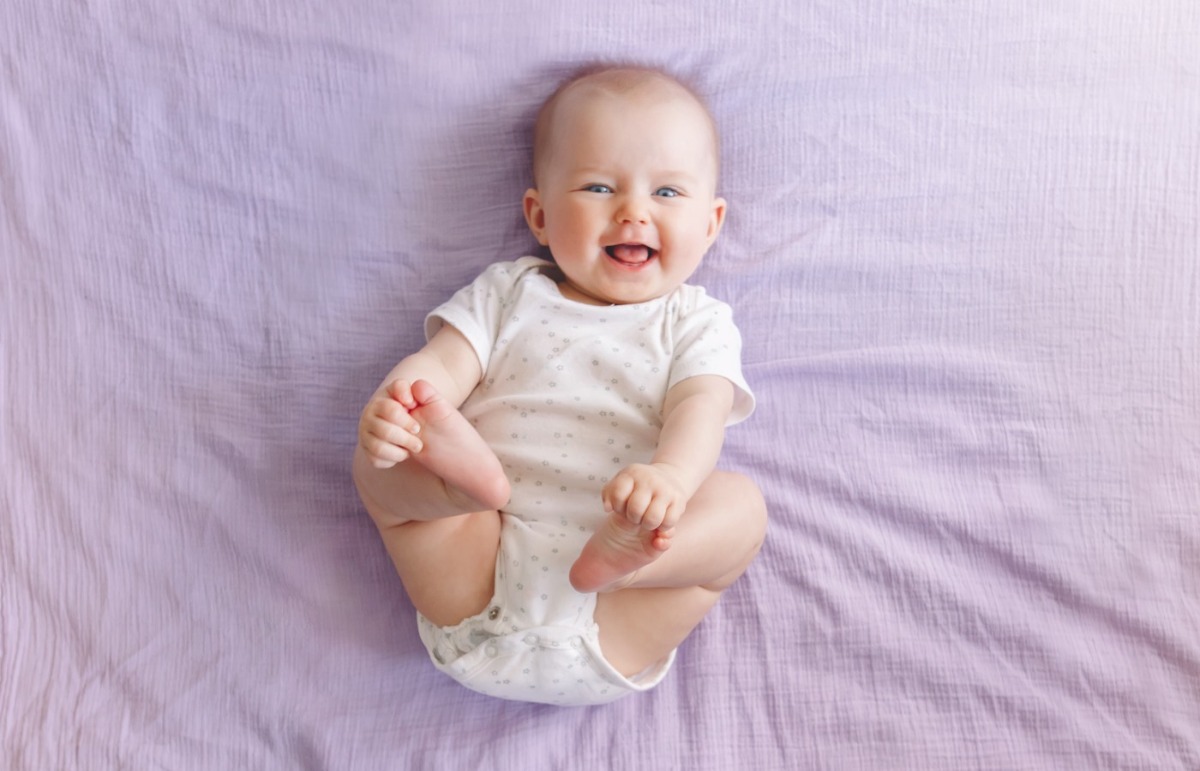 GIÁO DỤC TRẺ THEO CÁCH KHUYÊN NHỦ NHƯ THẾ NÀO LÀ ĐÚNG?

Tôi rất thường nghe các cha mẹ nói chuyện với nhau về cách dạy con: "còn nhỏ mà, nó sai thì nói cho nó hiểu, khuyên nhủ từ từ". Cha mẹ ngày nay thường sử dụng cách giáo dục theo kiểu "khuyên nhủ trẻ" hơn ngày xưa. Đó là 1 chuyển biến tích cực vì chúng ta bắt đầu nhận ra và tôn trọng giá trị của con trẻ. Tuy nhiên, một số đã hiểu theo cách thụ động của sự khuyên nhủ. Nghĩa là, nói cho trẻ nghe và chờ trẻ thay đổi. Thực ra nếu chúng ta áp dụng khuyên nhủ trẻ chưa đúng cách hoặc không cho trẻ công cụ để thay đổi khi trẻ có một hành vi chưa đúng thì khó để trẻ hiểu và thay đổi hành vi. Vậy công cụ đó là gì?

Tổ chức CDC Mỹ nhấn mạnh khi giáo dục trẻ: trẻ cần được trao cho cả hai công cụ:

● Yêu thương cổ vũ để trẻ được tự tin, và vui vẻ
● Áp lực để trẻ nhận ra sức mạnh và đạt giới hạn của bản thân, từ đó biết tự đánh giá và thay đổi hành vi

Dạy dỗ trẻ được ví von như bài toán "cộng và trừ", có phép cộng và cũng có phép trừ. Trong cuộc sống chúng ta cũng vậy, có cơ hội và cũng có thách thức

ĐIỀU GÌ XẢY RA KHI CHA MẸ THIẾU CHO TRẺ ÁP LỰC
Đứa trẻ chỉ toàn là "phép cộng", nghĩa là trẻ sẽ thiếu cơ hội đón nhận thử thách và không thể hiểu được sức mạnh cũng như đạt được giới hạn của bản thân. Trẻ thường tự phụ, ỷ lại cha mẹ, trở nên ương bướng khi không hài lòng vì đơn giản không ai được phép cho trẻ "dấu trừ".

ÁP LỰC NÊN LÀ NHƯ THẾ NÀO?
Khi nghe nói đến cho trẻ áp lực, nhiều cha mẹ trong chúng ta sẽ bối rối: vậy tạo cho trẻ áp lực để làm gì? và nên như thế nào?

Thực ra, áp lực cũng có 2 dạng. Dạng tích cực và dạng tiêu cực.

Dạng tiêu cực là đánh, mắng, la chửi hổ báo hay phạt đòn roi, hù dọa gây chấn thương tâm lý trẻ. Tất cả những điều này là phi giáo dục và không có ý nghĩa thay đổi hành vi với trẻ.

Áp lực có thể hiểu là một rào cản để buộc trẻ phải suy nghĩ, đánh giá và thay đổi hành vi. Áp lực ở đây là tích cực. Chúng ta thường nghe đến time-out, hay đến 1,2,3 magic là một trong những cách tạo áp lực tích cực này. Vì khi đó bạn cho trẻ thời gian để suy nghĩ, đánh giá và lựa chọn. Đó là quy trình quan trọng trong thay đổi hành vi ở trẻ.

Ngoài ra, với các bé từ 3-12 tuổi, việc trẻ dần bắt đầu nhận thức bản thân kết nối nhiều hơn với môi trường xung quanh. Do đó, đưa ra luật lệ, hướng dẫn cho trẻ hiểu cụ thể về thưởng phạt. Khi trẻ phá luật, phạt ở đây là 1 áp lực. Đơn giản vì nó là cách để trẻ hiểu về hành vi.

Khi trẻ từ 5 tuổi trở lên, việc đi học là một trách nhiệm, cha mẹ cần cho trẻ hiểu điều này. Càng giúp trẻ hiểu điều này thì trẻ càng hòa nhập vào môi trường mới này dễ hơn. Dĩ nhiên, ở trong môi trường mới này, trẻ cần phải tuân thủ các luật lệ ở đó. VD, sáng phải thức sớm và soạn tập vở đến trường đúng giờ, về nhà làm bài nếu có,... Cha mẹ trở thành bạn của trẻ để cùng yêu thương và chia sẻ sự khó khăn của trẻ khi ở môi trường này để trẻ có được cái gọi là áp lực để thành người.

Bottom line
Yêu thương trẻ là điều mà tất cả cha mẹ trên thế giới đều muốn dành cho con của mình, nhưng tình yêu đó cũng cần đủ mềm dẻo để trẻ cảm nhận được sự dịu dàng trong tình yêu của bạn, nhưng cũng cần đủ cứng rắn uốn nắn trẻ để trẻ phát huy được sức mạnh của bản thân mình.

Note
CDC. Child Development. 2020