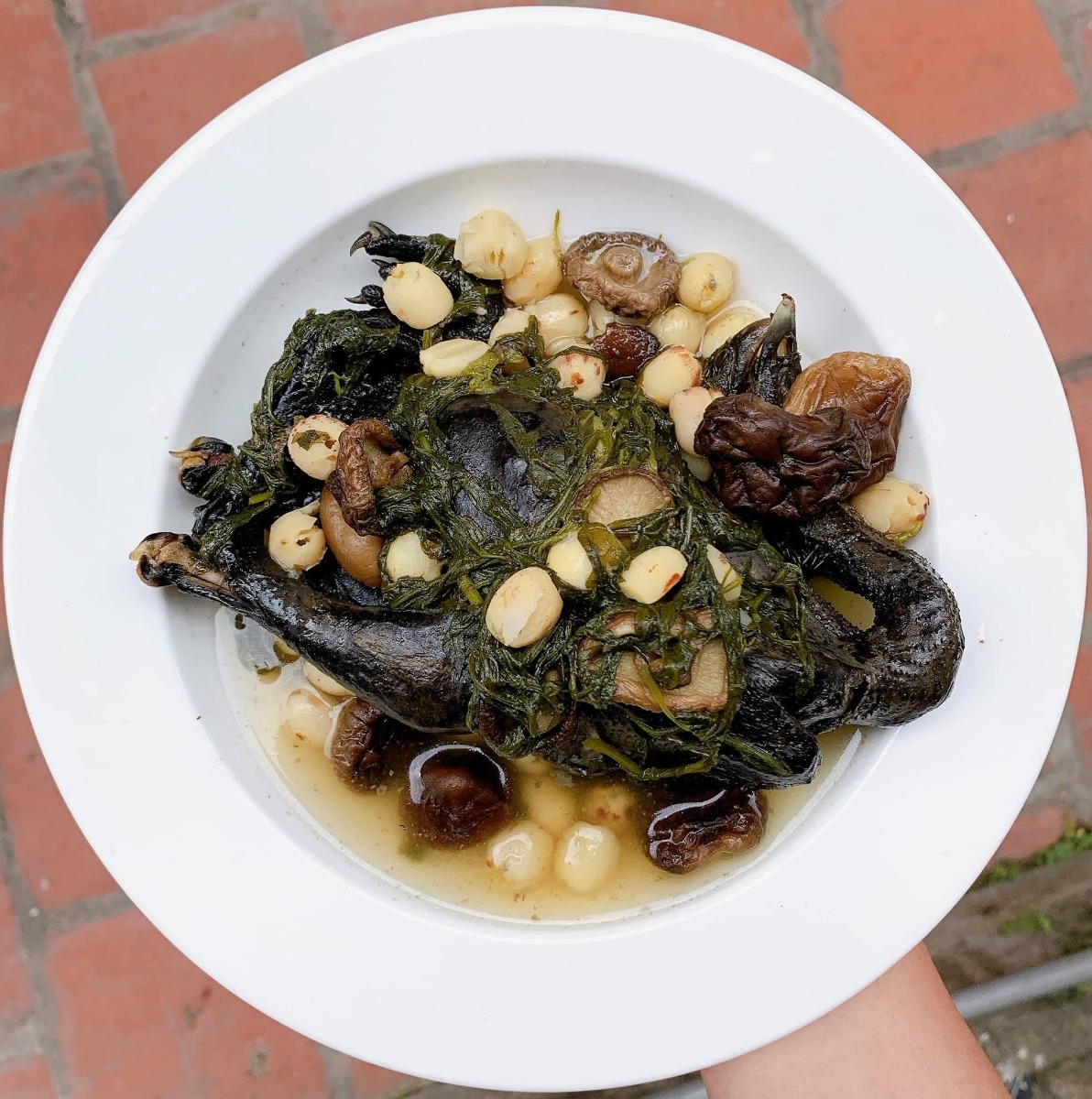 Xin chào cả nhà, em là ông bố nấu cơm cữ cho mẹ bầu sau sinh đây, ông bố cho vợ ăn củ cải bị các bác sĩ online nói đây ạ. Hai Vợ chồng hóng hớt linh tinh nên bay màu fb. Các bác đừng cười hay chỉ trích Vợ chồng em nhé 🤣

Nay e xin tổng hợp lại thực mẹ bầu sau sinh cho các ông bố bà mẹ tham khảo. Vợ e thích ăn gì e nấu cái đó và vì thời điểm cữ là mùa đông nên thực phẩm rau mùa cũng hơi hạn hẹp.. Nên e chỉ nấu được những món cơ bản như thế này thôi ạ. Các bác đóng góp để e nâng cao thực đơn tập 2 cho mẹ Bon. 🤩