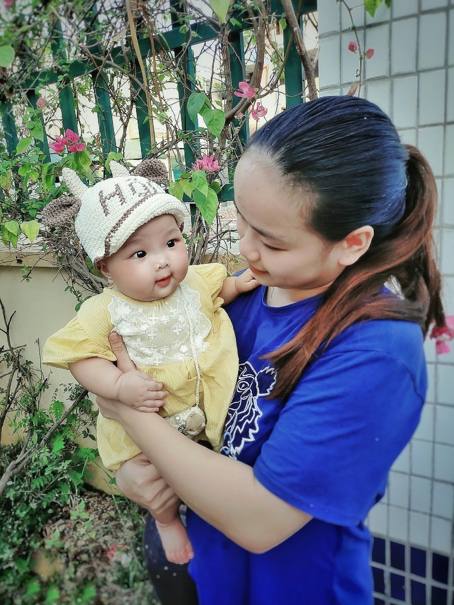 Thật sự thì mẹ chưa bao giờ nghĩ mẹ đủ can đảm để mang quá trình mẹ có được em để viết ra như này.
Nhưng có lẽ em là động lúc để mẹ viết lên câu chuyện này.
- Thiên thần số 4. 👼👼👼
Số 4 là năm kết hôn bố và mẹ mới có được e. 4 lần mang thai mẹ mới được ôm em của mẹ trong vòng tay.
Mẹ đã từng chấp nhận " cau điếc " hay đã từng có người bảo mẹ " Cây độc không trái, gái độc không con ".
Bố và mẹ kết hôn với nhau từ tháng 10 năm 2016, bố mẹ sẵn sàng để làm bố và mẹ ngay từ khi kết hôn. Rồi 1 tháng, 2 tháng trôi qua. Mẹ không có gì thay đổi. 1 năm trôi qua mẹ vẫn thế, bố mẹ vẫn tự dặn là để thuận theo tự nhiên.
Cho đến 2 năm bố mẹ bắt đầu quá trình khám và tìm con. Số tiền tích góp được đều để đi tìm con, thiên thần của mẹ. Ai bảo đâu bố mẹ đều đi. Kết quả vẫn là con số 0.

Năm thứ 3 lần đầu tiên mẹ biết được cảm giác hạnh phúc là như nào. Mẹ thử 10 que vẫn k tin vào mắt mình, vạch thứ 2 mờ quá không giám tin. Mẹ dấu bố 1 mình đi xét nghiệm beta. Thời gian chờ kết quả sao nó dài quá, dàiMía. ư cả thế kỉ. Bác sĩ báo có bầu, lòng mẹ hồi hộp và lo âu. Con đến 1 cách bất ngờ. Mẹ run tay báo cho bố biết. Bố không tin, cho đến khi mẹ gửi kết quả cho bố. Cảm giác hạnh phúc vỡ oà.

Rồi chuyện gì đến cũng phải đến, em bé đầu tiên của mẹ bỏ mẹ đi. Cả bố và mẹ đều không tin chuyện này. Bố mẹ đều thắc mắc tại sao lại thế. 8h tối bố đèo mẹ đi khắp các bệnh viện. Họ đều kết luận mẹ bị sảy thai. Lần đầu tiên mẹ thấy bố khóc. Hôm yk trời mưa to, như khóc cho nỗi lòng của cả bố và mẹ. 26/01

Sau 2 tháng anh/chị Mía bỏ mẹ đi. Mẹ lại bắt đầu hành trình mang bầu. Lần này mẹ hết sức cẩn thận. Mọi chuyện đều ổn cho đến tuần thứ 7 của thai kì. Như sự mách bảo mẹ e bé của mẹ không tốt. Nơi đầu tiên mẹ khám bác sĩ nói e còn bé, tim thai chưa ổn định hẹn mẹ 1 tuần sau đến. Mẹ lên tất cả các hội nhóm, mọi người đều an ủi mẹ, rằng có bạn 8 tuần mới có. Mẹ không nên lo lắng mà ảnh hưởng tới em. Mẹ lo âu, chiều mẹ bảo bố trở mẹ đi khám nơi thứ 2. Bác sĩ bảo tim thai không có, không đo được. Mẹ chép miệng, chỗ này không uy tín. Hôm sau mẹ và bố vào viện bác sĩ bảo mẹ mang thai đôi, tim thai 75l/phút. Kết luận thai lưu, mẹ rụng rời tay chân. Bố bảo mẹ con đến tự nhiên thì để thuận theo tự nhiên.
Mọi người biết chuyện 2 bác, ông bà đều bảo bố mẹ lên Hà Nội. Bệnh viện tuyến đầu. 5h sáng bố và mẹ chuẩn bị đồ lên bệnh viện. Bước vào phòng khám bác sĩ bác sĩ siêu âm xong báo thai 5w có âm vang. Mẹ hỏi có nhầm không. Mẹ được đưa vào kiểm tra lại. Thai 7w3d tiên lượng xấu 90% thai lưu, có giữ được thì e cũng sẽ bị dị tật. Mẹ khóc tại sao ông trời ác với mẹ quá, thử thách bố mẹ như vậy. Bố và mẹ đều phân vân lựa chọn giữ con, hay để con đi tự nhiên như con đã đến. Mẹ và bố không nghĩ được gì nữa, thoy thì cố gắng hết tất cả những gì bố mẹ làm được. 1 tuần sau đến tái khám. Bsi nói em bé của mẹ đi rồi.
Mẹ và bố im lặng, chưa bao giờ cảm thấy bầu không khí nó yên ắng đến thế. Vừa trên xe về quê mà nước mắt mẹ rơi, mẹ không khóc nổi Vào viện bác sĩ lấy em bé của mẹ ra, ông bà nội và bà ngoại đưa con về. 29/03
Sau 2 lần anh chị của Mía. Lần thứ 3 mẹ lại biết tin có bầu. Nhưng chẳng bao lâu sau cũng bỏ bố mẹ. Bố mẹ nhìn nhau gật đầu " Ừ thì là cái số ". 16/09
Bố mẹ quyết định lên Hà Nội để tìm nguyên nhân tại sao. Sau 2 tuần có kết quả. Bác sĩ nói mẹ bị bất thường NST. Tỉ lệ có con khoẻ mạnh và bình thường chỉ là 15%. Mẹ có thể phải xin trứng, bác sĩ nói nếu mẹ để tự nhiên. Thì tỉ lệ em của mẹ bị dị tật là 85%. Mẹ như chết lặng. Mẹ không khóc nổi nữa, mẹ buông xuôi. Mẹ bảo bố, mẹ giải thoát cho bố để bố có thể được làm cha. Bố không đồng ý, nói mẹ nghĩ linh tinh. Mẹ thương bố. 😞
01/06/2020 Như được mách bảo mẹ thử que 2 vạch. Em bé của mẹ đến với mẹ. Mẹ bỏ hết tất cả mọi công việc, ở nhà để nghỉ ngơi tốt nhất. Bố không cho mẹ làm việc gì. 3 tháng đầu tiên của thai kì. Mẹ lo âu hồi hộp, ám ảnh của 3 lần trước khiến mẹ càng lo lắng hơn. Lo lắng con cũng giống như các anh/chị. Đến khi em bé của mẹ được 15w, bác sĩ bảo mẹ ối ít, khả năng cao em bé bị dị tật. Bố và mẹ đều lo lắng, tìm đủ mọi cách để tăng ối. Bác sĩ bảo mẹ lên Hà Nội để khám chính xác nhất. Mọi người đều khuyên mẹ nên chọc ối để biết chính xác nhất. Mẹ và bố quyết định không làm gì cả, dù có thế nào mẹ cũng sẽ đón nhận. Vì e là điều tuyệt vời nhất với mẹ. Em đến với mẹ 1 cách tự nhiên, thì mẹ cũng sẽ đón nhận e tự nhiên. Có lẽ e hiểu và lắng nghe mẹ, mà trộm vía cả thai kì mẹ khoẻ mạnh. Mẹ không biết quyết định của mẹ là đúng hay sai. Mẹ chỉ biết niệm Phật, mong em bé của mẹ thật bình an mà trào đời.
Rồi cứ 3 ngày 1 lần bố mẹ lại đi khám. Mỗi lần đi khám mà 1 lần mẹ bồn chồn, liệu em của mẹ có khoẻ mạnh có bỏ mẹ đi như các anh/chị của con không. 1 ngày 1 mũi tiêm lovenox, 3 ngày 1 mũi tiêm nội tiết. Từ 1 đứa sợ kim tiêm như mẹ, có thể tự mình tiêm cho mình. Càng ngày bụng mẹ càng tím, dần dần không có chỗ để mà tiêm nữa. Con lớn dần trong cơ thể mẹ. 18w mẹ cảm nhận được em đạp những cú đạp đầu tiên.
31w có những cơn gò đầu tiên. Bố mẹ ngày nào cũng thì thầm với em, chỉ mong e đủ ngày đủ tháng trào đời. Có lẽ em thương mẹ, mà đúng 40w e mới ra gặp bố mẹ. Lúc e cất tiếng khóc trào đời là lúc mẹ trút được lỗi lo âu trong lòng. Mẹ và bà ngoại đều oà khóc, giọt nước mắt hạnh phúc nhất. Chiếc váy mẹ được mặc đẹp nhất là chiếc váy khoa sản. 🥰
Có người nói mẹ không đẻ được. Cũng có người nói mẹ cây độc không trái, gái độc không con. Mẹ chỉ cười, mẹ bỏ ngoài tai, vì trong mẹ đang có 1 thiên thần.
Cả quá trình mang thai mẹ ăn mía hấp ngày 2 bữa. Có thời gian lưỡi mẹ rộp cả lưỡi, chảy cả máu. Nên cả bố và mẹ đều quyết định gọi e là Mía
Sau 9 tháng 10 ngày lo âu. Cuối cùng mẹ cũng được ôm e bé của mẹ trong vòng tay.
Chỉ mong em bé của mẹ sau này sẽ an nhiên, 1 đời bình an.
🥰🥰🥰