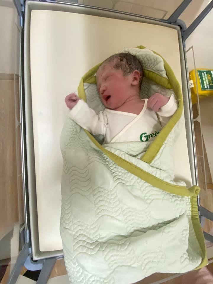 Mẹ con con vượt cạn ở 38w3d nhanh như một cơn gió nhé. Mẹ con con chỉ định đi khám định kỳ thôi ạ. Khám trong mẹ con mở 3p lúc 12h30p, nằm chơi nghỉ ngơi 3h bấm ối,  bs tý lại hỏi ơ ko đau à 😅😅, sao tươi thế, tận 3h45p mẹ con mới hơi đau đau, 4h30 có mấy cơn dồn dập, đến 4h41 đã tòi ra cu con rồi ạ, e thề là nhanh lâm luôn, nhưng đẻ xem em bị đau bím vs dạ con 😅😅 Hihi chúc các mẹ trong hội cũng dễ dàng như mẹ con em nhé. Con được 3kg ạ. Mẹ tăng 5.6kg cả thai kỳ.