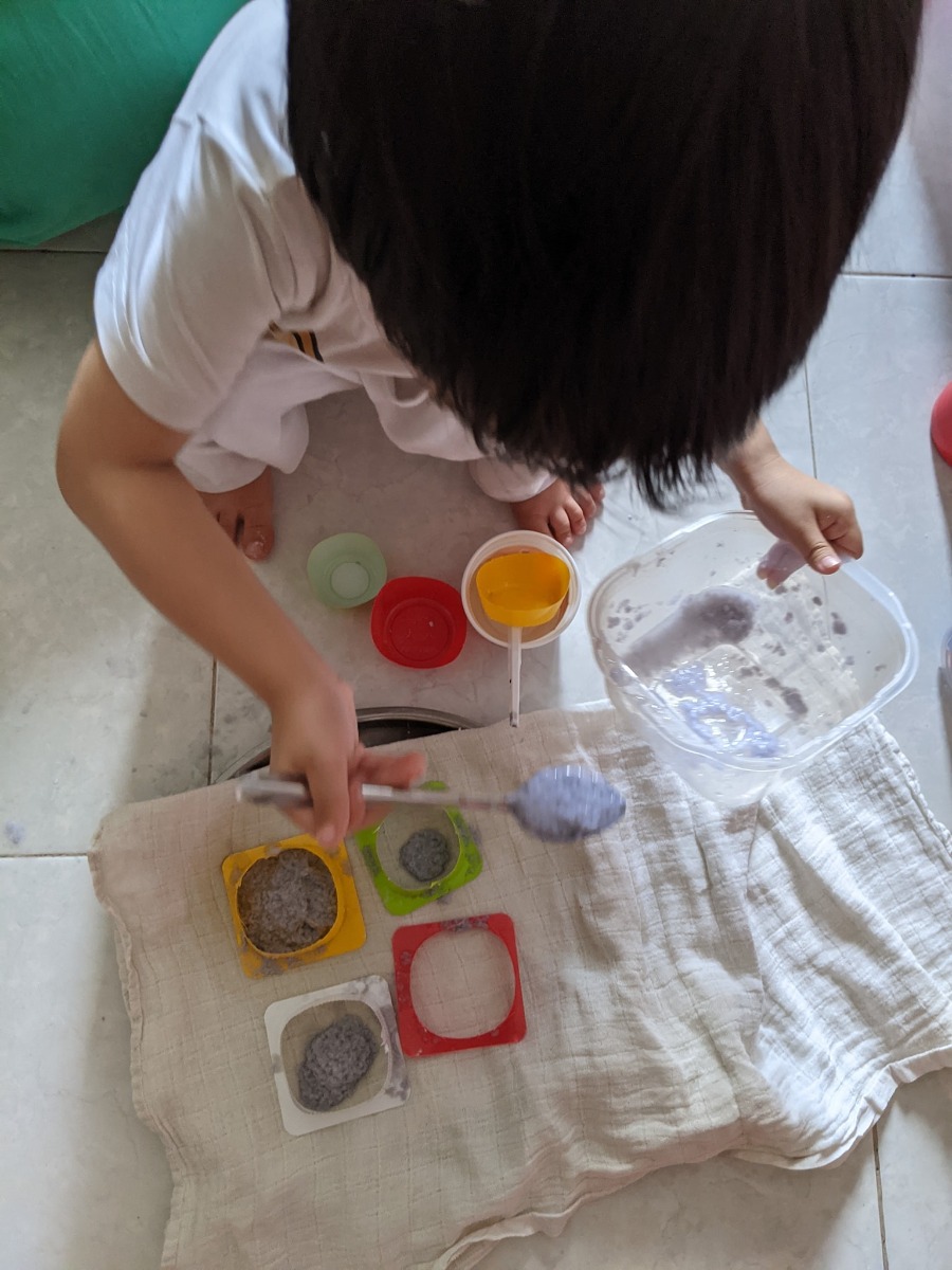 Hôm nay nắng to quá, nếu mình không đăng thì lại thấy phí cái nắng này. (Chứ mình cũng làm biếng lắm) chơi dơ miếng ha mọi người!

Làm giấy tái chế

1. Xé giấy dùng rồi, ngâm nước. Mình ngâm tầm 30p, bóp nát rồi bỏ máy xay sinh tố, xay lên.

2. Đổ hỗn hợp vào khuôn, ép xuống. Trong video youtube họ dùng khuôn hình vuông, có lót một màn mỏng. Nhưng mình không có, nên nảy ra một idea cắt vỏ sữa chua làm khuôn hình vuông, để một khăn xô bên dưới. Múc hỗn hợp giấy đổ vào, tán và ép xuống.

3. Đem phơi nắng.

4. Thành phẩm tô màu, làm note, vẽ tranh tùy thích.

Lúc cho bé xé giấy, mình đi làm việc khác, bé cứ siêng năng bị dụ thui ah.

Bây giờ làm, mai là mọi người có thành phẩm chơi rùi đó. Chiều qua mưa nhẹ. Em bé đem vào nhà để ở laptop mình cho nóng nhanh khô 😂