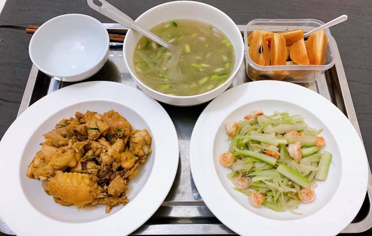 Xin chào cả nhà, em là ông bố nấu cơm cữ cho mẹ bầu sau sinh đây, ông bố cho vợ ăn củ cải bị các bác sĩ online nói đây ạ. Hai Vợ chồng hóng hớt linh tinh nên bay màu fb. Các bác đừng cười hay chỉ trích Vợ chồng em nhé 🤣

Nay e xin tổng hợp lại thực mẹ bầu sau sinh cho các ông bố bà mẹ tham khảo. Vợ e thích ăn gì e nấu cái đó và vì thời điểm cữ là mùa đông nên thực phẩm rau mùa cũng hơi hạn hẹp.. Nên e chỉ nấu được những món cơ bản như thế này thôi ạ. Các bác đóng góp để e nâng cao thực đơn tập 2 cho mẹ Bon. 🤩