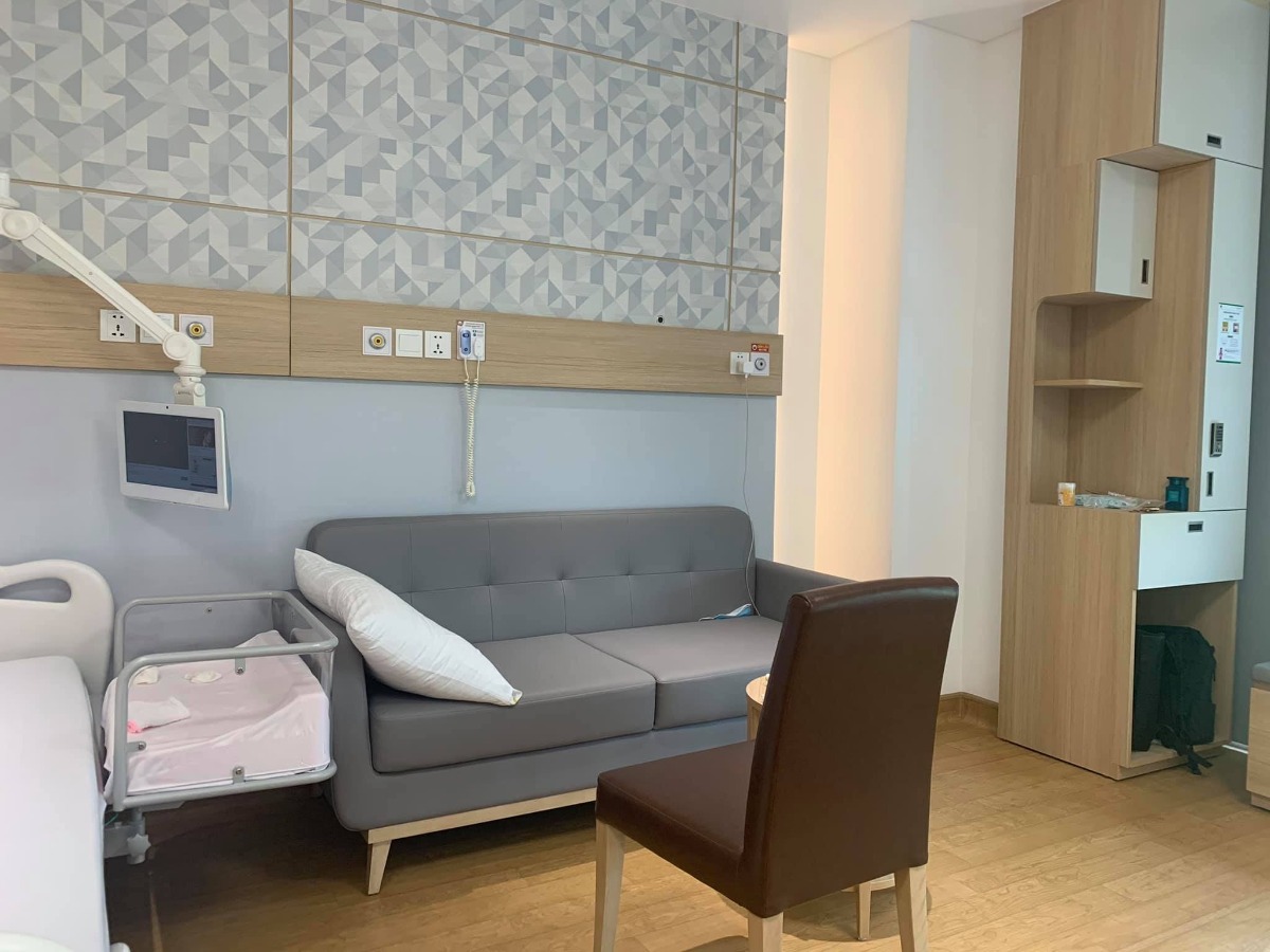 Xin chào các mom, nay mới có t.g viết về 5 ngày 4 đêm ở Hồng Ngọc - PTM ( e ở thêm 1 ngày).
E sinh mổ bé đầu tiên. Cả thai kỳ khoẻ mạnh chưa bao giờ nghĩ sẽ mổ các mom ạ. Đăng ký thai sản từ tuần 36 đợt tháng 6 đc km 15%. Khi khám ở HN thì tuần 38 bs phát hiện ra bất thường. E bị cuống rốn bám mép bánh rau là bệnh lý khá nguy hiểm ở thai nhi. Em theo khám BS Phương và BS Phương mổ cho e luôn. Nói về việc theo khám e k chọn Bs mà đến viện chọn ngẫu nhiên thôi. May mắn sao vào được bác Phương chứ hehe. Bác Phương lần nào thăm khám cũng rất nhẹ nhàng, ân cần. Sau khi phát hiện bất thường bác nhắc e cần phải cẩn thận và giải thích về bệnh lý và trường hợp có thể xảy ra. Hẹn e 3 ngày sau khám lại luôn để chốt đẻ ntn 😂. Bác trực tiếp thăm khám và cùng e đi siêu âm thì TH của e đẻ thường rất nguy hiểm và cần mổ lấy thai. Vì chuyển dạ là có nguy cơ suy thai. Sáng 2/9 khám thì chiều e lên bàn luôn. K thể tin nổi haha, lần đầu mổ nên e rất sợ và bỡ ngỡ, nằm trong phòng sinh khóc thì đc bác Phương và cả ekip động viên, thật ra e k sợ mổ mà e sợ nhất khoản tiêm gây tê vào lưng các mom ạ vì xem nhiều clip đẻ cái kim to như kim lợn vậy. Nhưng các mẹ nào sắp trải qua thì yên tâm nhé chỉ cần làm theo những gì Bs gây mê hướng dẫn thôi nó cũng như tiêm cây kim bé bé bthuong thôi ạ. Bs gây mê cho e là BS Thu Ba ( ở ngoài e gọi chị thôi vì chị trẻ xinh đẹp lắm ấy ạ) BS tiêm nhẹ nhàng đưa e vào cơn tê 🤣🤣. Cả ê kíp phủ chăn che các thứ đến đoạn đó e k còn thấy bên dưới nữa, cứ nghĩ mng vẫn đang chuẩn bị đồ để mổ thế mà 1 lúc sau chị Thu Ba bảo e chịu tức 1 chút để lấy e bé ra nhé thì e mới biết bác Phương mổ rồi 😂. Một lúc sau thì nghe thấy tiếng e bé. E bé đc da kề ra với mẹ luôn ấm áp hạnh phúc lắm ạ. Sau đấy tầm 20’ là bs khâu xong cho e, e đc chuyển lên hồi sức 4 tiếng rồi xuống với 2 bố con. Sau mổ đc truyền giảm đau và nhét giảm đau nên các mom đừng lo nhé, sẽ vẫn đau nhưng ở mức chịu  đc. Sang ngày thứ 2 thì e đã đứng dậy đi lại chậm chậm rồi cũng k đau quá nữa. Ngày thứ 4 là e k cần dùng giảm đau nữa. 
Về đồ ăn ở viện thì rất ngon ạ hôm nào e cũng ăn hết suất.
Các cô điều dưỡng và y tá nhiệt tình alo có mặt liền, hôm nào cũng có Bs đi kiểm tra vết mổ và Bs kiểm tra sức khoẻ của bé. 
Một lần nữa e xin cảm ơn BS Phương và ekip mổ cho e ngày 2/9 ạ ❤️
