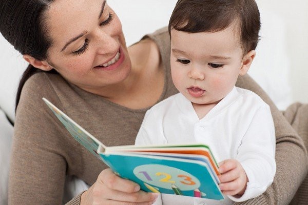 Cách rèn luyện trí nhớ cho trẻ - các trò chơi rèn luyện trí nhớ cho trẻ

Trong giai đoạn từ 1 – 6 là thời điểm quan trọng giúp trẻ phát triển não bộ cũng như khả năng ghi nhớ của mình. Để giúp trẻ có nền tảng tốt trong học tập cũng như tiếp thu kiến thức sau này, bài viết sau đây sẽ đưa ra những bí quyết giúp cho các bậc cha mẹ có một số phương pháp rèn luyện cho trí nhớ của trẻ tốt hơn.

Để rèn luyện cho trẻ có được một trí nhớ tốt, các bậc cha mẹ cần phải lưu ý một vài điểm sau trong quá trình giảng dạy trẻ:

Tâm trạng của các bé

Chú ý đến tâm trạng của các con là điều mà ba mẹ cần phải chú ý nhiều nhất trong quá trình rèn luyện trí nhớ cho trẻ nói riêng và quá trình học tập lâu dài sau này của trẻ nói chung. Nếu như trẻ được học trong một tâm trạng phấn khích, thích thú thì kết quả mang lại sẽ cao hơn. Một phần vì trẻ còn nhỏ nên nếu trẻ cảm thấy áp lực, khó khăn thì đừng nên dạy quá nhiều sẽ khiến trẻ chán nản và không có được một kết quả tốt được.

Thời điểm luyện tập

Theo như phân tích trên, tâm trạng của các bé ảnh hưởng do việc lựa chọn thời điểm luyện tập. Vì thế, thời điểm tốt nhất để trẻ thực hành những bài tập ghi nhớ là vào buổi sáng sớm hoặc trước giờ đi ngủ.
Bên cạnh đó, việc quan sát và phát hiện ra điểm mà trẻ hứng thú cũng giúp cho trẻ tiếp thu được tốt nhất. Lấy ví dụ như có một số bé có sở thích quan sát và ghi nhớ hình ảnh, cũng có bé lại có khả năng ghi nhớ tốt về âm thanh, lời bài hát.

Do đó, bố mẹ nên cần hiểu được khả năng học tập và tiếp thu của trẻ từ đó lựa chọn ra phương pháp và hình thức học tập mà có thể giúp trẻ phát triển tối ưu não bộ của các bé. Chẳng hạn như, nếu phát hiện ra con có khả năng học tập và ghi nhớ qua hình ảnh hay màu sắc thì bố mẹ có thể sử dụng một số giáo cụ Montessori sau áp dụng cho quá trình học tập của bé: Bảng màu, Ghép hình,….

Thời gian và không gian luyện tập

Việc rèn luyện trí nhớ cho trẻ không chỉ ngày một ngày ngày sẽ gặt hái được kết quả mà đây là một khoảng thời gian, một quá trình lâu dài mà cần có sự kiên nhẫn của các bậc cha mẹ trong quá trình luyện tập cùng trẻ. Các bậc cha mẹ không nên nhồi nhét quá nhiều kiến thức vào đầu của các con, việc  này sẽ gây ra tình trạng chán ghét và chống đối rất khó để xoá bỏ. Bên cạnh đó, các bậc cha mẹ cũng cần tạo ra một không gian yên tĩnh giúp cho các con có thể tập trung tốt nhất trong quá trình rèn luyện.

Một số phương pháp mà các bậc cha mẹ có thể áp dụng cho các con luyện tập trong quá trình rèn luyện trí nhớ của các con:

Kể tên đồ vật

Bố mẹ sẽ đặt khoảng từ 4-5 vật dụng theo thứ tự lên một mặt phẳng, sau đó trẻ khoảng có được một khoảng thời gian từ 10-15 giây để ghi nhớ, tuỳ vào độ tuổi và khả năng ghi nhớ của các bé, tiếp đế bố mẹ sẽ không cho trẻ nhìn lại và đưa ra yêu cầu cho các trẻ là kể tên của 6 đồ vật theo trí nhớ của các bé.

Phân biệt màu sắc

Việc luyện tập trí nhớ thông qua màu sắc là việc rèn luyện trí nhớ thông dụng cho trẻ. Bố mẹ có thể dạy cho màu sắc thông qua giao tiếp hằng ngày. Ví dụ khi đang chơi cùng các con, bố mẹ có thể cho đặt các câu hỏi cho con như là một câu đó cho con “Đố con chiếc xe đạp này màu gì?”, “Đố con quả banh này màu gì?”,… Việc học như vậy sẽ giúp trẻ ghi nhớ tốt hơn.

Phương pháp Montessori

Phương pháp Montessori là một trong những phương pháp được hầu hết bậc cha mẹ áp dụng giúp cho con rèn luyện, tăng cường khả năng ghi nhớ, tư duy của các trẻ trong gia đoạn 1 – 6 tuổi. 

Việc luyện tập cho trẻ khả năng ghi nhớ tốt sẽ giúp trẻ có một hành trang vững chắc cho việc học tập sau này của các trẻ. Bên cạnh đó, việc rèn luyện này cần có sự theo dõi và kiên nhẫn từ phía bố mẹ cũng như phương pháp mà các bậc bố mẹ lựa chọn cho các con.