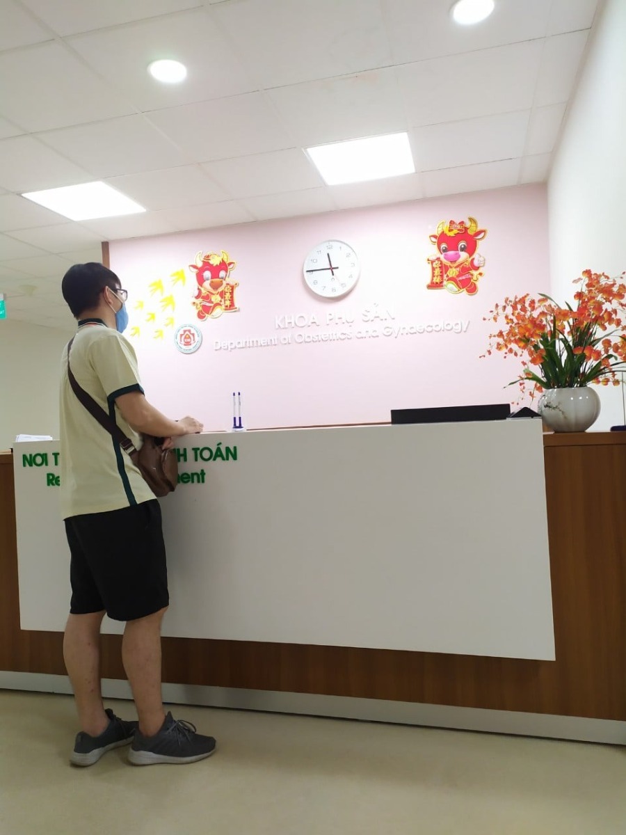 Review sinh viện 108. Em đẻ khu ND hôm 26.08 các mom ạ. 

Em nằm TNC, bhiem 32%, tổng hết gần 7 triệu (chưa gồm phí test covid và cảm ơn bác sĩ)

Nói chung dịch vụ ổn, y bác sĩ nhiệt tình, khu 21 tầng cao ráo sạch sẽ, view đẹp.

Các mom không lo bỡ ngỡ thủ tục hay gì đâu vì sẽ được hướng dẫn tận tình đầy đủ, còn cần gì các mẹ cứ hỏi y ta/điều dưỡng nhé.

Hằng sáng bé sẽ được bế đi tắm còn mẹ được vsinh thăm khám tận giường.

Đồ cần chuẩn bị:

1.Giấy tờ: CMND/CCCD của mình và người nhà + thẻ bhyt + sổ Hk (ko cần photo)
Tiền mặt: 15 triệu (cho đẻ thường, mổ chắc nhiều hơn)

2. Đồ mẹ: 
- Bỉm (Caryn): Các mom nên mang nhiều bỉm mẹ chút nhé. Tầm 10-15 cái thừa còn hơn thiếu, như em mang 6c xong sau phải đi mua thêm. 
- 1 bộ quần áo mẹ khi về (ở viện thì mặc qao viện, ngày phát thay 1 lần)
- Bông nhét lỗ tai (cái này xin được nhưng cứ mang) + tất chân + khăn or mũ mỏng đội đầu (không bắt buộc nhưng e đẻ xong cái điều hoà nó thốc vào đầu là khó chịu)
- Cốc, thìa, sữa đặc (vidu ông Thọ nên đổ vào chai nhựa mang đi cho tiện), bình giữ nhiệt.
- Nước muối súc miệng (đẻ xong ko nên đánh răng luôn)
- 1 bịch khăn ướt
- Đồ dùng cá nhân nếu mẹ nào cần thì mang, không thì dùng của viện có sẵn.

3. Đồ con:
- Bỉm con (20-25c): con ị phân su thay nhiều
- Khăn quấn - viện có phát 1c nhưng nên mang thêm con trớ còn thay. ( Viện phát áo con, mũ, tã chéo, khăn quấn - có thể thay hằng ngày đầy đủ nhé)
- Khăn sữa: 7-10c
- 1 bộ quần áo con khi về + khăn voan che mặt, mẹ có thể chuẩn bị thêm son + tỏi
- Sữa ct, bình sữa (phòng sữa mẹ chưa về)
- Khăn vải khô đa năng lau vệ sinh + 1 ca nhỏ đựng nước.
Đồ người nhà: Đồ cá nhân, quần áo mang đủ 2-3 hôm nhé không như chồng e xếp đủ đồ cho mẹ với con thì quên q.ao sau phải mua thêm ở siêu thị dưới toà.

P/s: Nên mang thêm 1 chăn mỏng nhé, vì được phát 2 chăn nhưng 1 chăn mình làm quây con nên người nhà đêm lạnh không có chăn đắp.