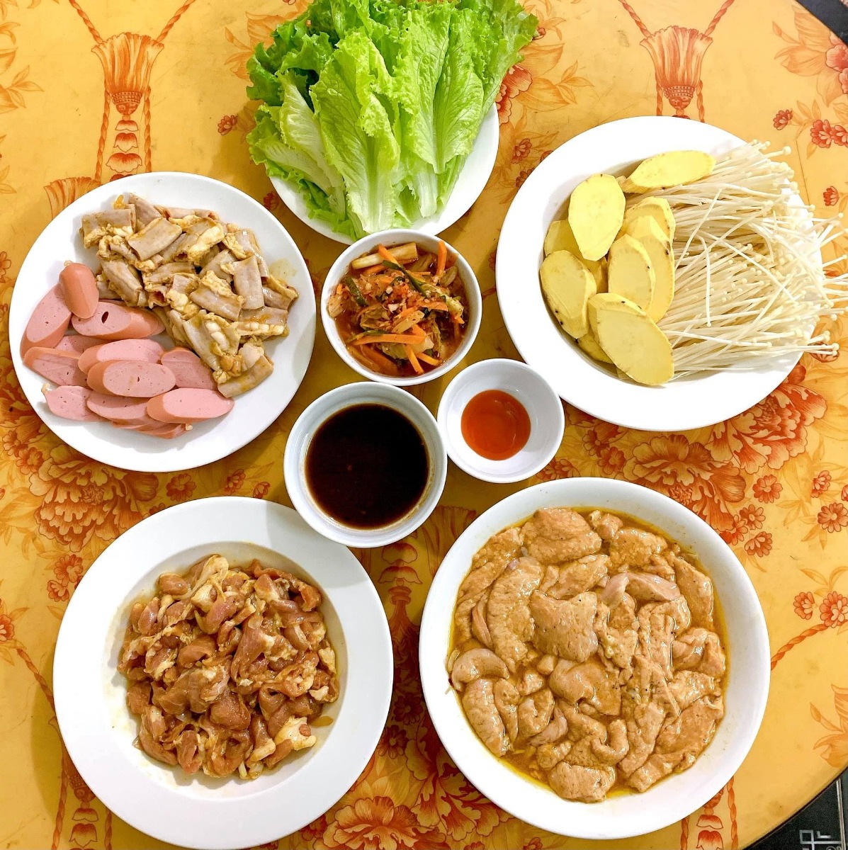 Xin chào cả nhà, em là ông bố nấu cơm cữ cho mẹ bầu sau sinh đây, ông bố cho vợ ăn củ cải bị các bác sĩ online nói đây ạ. Hai Vợ chồng hóng hớt linh tinh nên bay màu fb. Các bác đừng cười hay chỉ trích Vợ chồng em nhé 🤣

Nay e xin tổng hợp lại thực mẹ bầu sau sinh cho các ông bố bà mẹ tham khảo. Vợ e thích ăn gì e nấu cái đó và vì thời điểm cữ là mùa đông nên thực phẩm rau mùa cũng hơi hạn hẹp.. Nên e chỉ nấu được những món cơ bản như thế này thôi ạ. Các bác đóng góp để e nâng cao thực đơn tập 2 cho mẹ Bon. 🤩