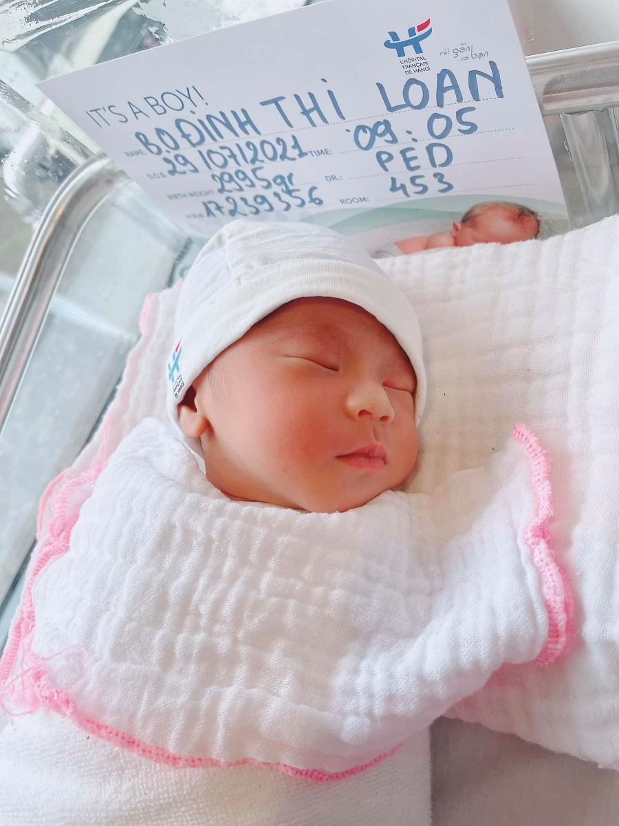 REVIEW ĐI ĐẺ BV VIỆT PHÁP MÙA DỊCH 🤰🏻 

Chào các mẹ ♥️
Sau hơn 1 tháng giờ e mới có thời gian để review lại chuyện đi đẻ mùa dịch của e 😁

1 quá trình đi đẻ cực nhớ đời luôn ạ 😅 E ko giỏi văn lắm nên bài viết có thể hơi lan man nên mong các mẹ thông cảm ạ 😘

✅ E ở Sapa, đăng kí gói sinh mổ ở Việt Pháp lúc 32w. E đặt lịch khám và mổ của bác Thu, e mổ 29/7. E xuống HN trước ngày mổ tầm 3 tuần, vừa tiện đi khám và để nếu có vấn đề gì thì vào viện cho nhanh 😁 
✅ Theo như dự định thì đến tầm 26/7 ck e mới xuống để đưa vk đi mổ. Nhưng đúng đến 23/7 thì HN bắt đầu giãn cách XH. Và e cứ nghĩ sẽ ko làm quá chặt và khó khăn nên e đã ko bảo ck e xuống luôn trước thời điểm ra chỉ thị 😣

Nhưng ko ngờ là lần này HN làm chặt ngay từ ngày đầu tiên, các xe ko thể vào HN dù lí do gì trừ xe luồng xanh, công vụ. Đến lúc đó thực sự lo lắng ko biết làm thế nào để ck e vào HN đưa e đi đẻ. 2 vk ck sốt ruột nghĩ đủ mọi cách, hỏi khắp nơi các đường tránh để vào HN. Cũng gọi điện nhờ viện gửi cho hồ sơ thông tin xác nhận là 29 e mổ để đưa cho ck, khi xuống gặp chốt để giải thích với công an xin được vào HN đưa vk đi mổ. 

Nhưng xong sau nhiều biện pháp thì thấy cái nào cũng rất khó nên đành chấp nhận ck e ko xuống HN để đưa e đi mổ nữa. Mà e sẽ tự đi đẻ 1 mình 😣

✅ Rồi lại phải tính đến chuyện khi e xuất viện thì sẽ về kiểu gì và có về được Sapa hay ko. Vì thời điểm HN bị giãn cách thì tất cả những người từ HN về Lào Cai đều sẽ phải đi cách ly tập trung hết. Người ta có thể ưu tiên cho e là sản phụ về cách ly y tế tại nhà, nhưng tất cả người trong nhà cũng đều sẽ bị cách ly tại nhà theo, và người đưa e về như ck e thì sẽ phải đi cách ly tập trung. Mà nhà e là nhà hàng nên việc về như thế sẽ ảnh hưởng đến quán, phải đóng cửa ko đc bán hàng, vì vậy e quyết định ko về Sapa. 

Lúc đó thì ở Yên Bái làm nhẹ nhàng hơn ( vk ck e là người Yên Bái ), là những người ko phải vùng đỏ của HN về Yên Bái sẽ chỉ phải cách ly y tế tại nhà. Nên vk ck e quyết định về Yên Bái ở nhà mẹ đẻ e, cách ly tại nhà 14 ngày sau đó sẽ lên Sapa sau. 

Ck e phải mang tất cả đồ đạc sử dụng từ Sapa về Yên Bái để chờ đón 3 mẹ con. Và thuê xe cấp cứu ở Yên Bái đến ngày e ra viện đón 3 mẹ con, vì lúc đó chỉ có thuê xe cấp cứu là đi dễ nhất qua các chốt mà ko lằng nhằng các thủ tục. 

✅ Đúng là bsi dặn chiều 28 e qua viện để test covid nhưng vì dịch dã nên e xin bsi sáng sớm 29 e viện test để đỡ phải đi lại nhiều. 
Nên sáng 6h e và e gái ck e ( e gái ck e học dưới HN, vì ck e ko xuống đc nên đưa c đi để có vấn đề gì còn thông báo vs ck e ) đã đến viện để test và chờ kết quả. Đến khi có kết quả thì 2 ce lên tầng 4 khoa sản, lúc đó còn rất sớm nên viện rất vắng. 
Đến ngồi chờ 1 lúc thì 1 cô nữ hộ sinh dẫn e vào phòng đưa đồ dùng cá nhân và dặn tắm rửa sạch sẽ, rồi có y tá đến cắm truyền cho và nằm chờ lúc nào phòng mổ gọi lên thôi.

✅ Chắc đến tầm 8h hơn thì e được đẩy lên phòng mổ. Thấy nhiều mẹ nói phòng mổ của viện đẹp và lạnh lắm mà đẹp thì e công nhận, siêu sạch sẽ. Còn lạnh thì chắc do e ở Sapa nên thấy cũng bình thường ko lạnh lắm 🤣. Các cô y tá cũng hỏi e suốt có lạnh ko mà e ko thấy lạnh gì cả, nhưng vẫn được luồn ống sưởi vào người. Các khâu chuẩn bị trước khi mổ cực kì cẩn thận, e nhìn mãi mà ko thấy bác Thu đâu nên cũng hỏi y tá là bác Thu vẫn mổ cho e chứ ạ 😅. Phải đến khi mọi thứ đc chuẩn bị sẵn sàng thì khi đó bác Thu mới có mặt và ra chào e, lúc đó nghe thấy giọng bác Thu là thấy yên tâm hẳn 😍

✅ Dù có thuốc tê nhưng mọi thao tác e đều cảm nhận rõ ràng và rất nhanh đến 9h05 thì bé nhà e “ oe oe “ 🥰
Y tá đưa bé cho mẹ nhìn rồi đưa đi. Đến đoạn này thì thực sự e vẫn thấy sợ 😂 Vì chắc là bác sĩ ấn ổ bụng để kiểm tra hay như thế nào khiến e cực kì khó chịu, lúc đầu e còn cố chịu nhưng lúc sau thì ko chịu nổi phải bảo bác sĩ dừng lại. Xong e được tiêm thêm thuốc và thở oxy thì dần dần e thiếp đi lúc nào ko hay. Đến khi tỉnh lại mọi thứ gần xong xuôi hết rồi. 😁
Sau đấy e đc đưa đến phòng hậu phẫu để theo dõi và bé nhà e cũng được đưa đến để da kề da vs mẹ ( vì e ko có ck đi cùng nên e xin cho bé da kề da vs mẹ ). 

✅ Sau 2 tiếng thì 2 mẹ con được đẩy về phòng nằm nghỉ. Các cô nữ hộ sinh vào kiểm tra, hỏi thăm liên tục để xem mẹ có đau hay cần gì ko. 9h e rút tiểu và được đưa vào wc để vệ sinh. Đến tầm 11h thì e đã có thể tự đẩy con sang cho các cô trông hộ. 
Đến ngày thứ 3 tháo băng vết mổ là đc đi tắm. Dù đi lại tốt hơn nhưng vẫn có cô nữ hộ sinh vào tắm gội đầu sau đó sấy tóc cho ☺️
Cần bất kì việc gì chỉ cần bấm nút là các cô có mặt rất nhanh 😅 chắc 1 phần vì phòng của e đối diện phòng của các cô (453). Dù ngày hay đêm các cô đều phục vụ cực kì chu đáo.
Đêm thì gửi con cho các cô trông nên mẹ được ngủ 1 mạch đến sáng, sức khoẻ hồi phục nhanh. ( phòng e sát phòng các con nên thường đêm thỉnh thoảng sẽ nghe thấy các con khóc, nên mẹ nào khó ngủ thì ko nên ở phòng này ạ ) 

✅ Nghe mọi người nói là mổ lần 2 sẽ đau hơn rất nhiều, nhất là đau dạ con mà thực sự ngoài việc e thấy đau chỗ 2 bên mạn sườn 1-2 ngày đầu ( chắc do tác động lúc mổ mà bị ấn bụng ) và đau lưng ra thì e ko hề thấy đau vết mổ hay dạ con 1 chút nào cả. Chắc do e hợp thuốc giảm đau của viện 🤣. E có sử dụng giảm đau cơ vuông sau mổ nữa. 

✅ Cơm ở viện thì vừa ngon, mà đa dạng nhiều món để các mẹ lựa chọn. Đầy đủ chất dinh dưỡng chứ ko hề kiêng khem đâu ạ. Đặc biệt các mẹ phải ăn thử món tôm nhé, siêu ngon luôn ý 😉

✅ Phòng ốc cực kì sạch sẽ. Hàng ngày đều đc lau dọn cẩn thận. Chăn ga thay liên tục. Đồ dùng cá nhân cũng đc sắp xếp đầy đủ. 

✅ Đến hôm e xuất viện thì phải test covid lần nữa để về có giấy test qua chốt ở Yên Bái, may nhờ đc cô Lan xong cô nói vs bsi Quyết ( sáng hôm đấy lịch bsi Quyết khám cho e ) chỉ định test covid cho e và bé lớn nhà e. 
Lúc bé lớn nhà e đến viện thì e xuống đón và chờ bé test có kq rồi 2 mẹ con lên phòng, đến khi các thủ tục xuất viện của e xong thì 3 mẹ con xuống sảnh xe cấp cứu đón rồi về thôi ạ. 
3 mẹ con e về đến Yên Bái bình an và cách ly tại nhà đủ 14 ngày sau đó lên Sapa 😍

✅ Vì viện đã có đầy đủ tất cả đồ dùng cho mẹ và bé nên mẹ chỉ cần vác cái bụng bầu đi đẻ thôi nhé 😅.

♥️ Thực sự e muốn gửi lời cảm ơn đến BV Việt Pháp đã cho e 1 trải nghiệm cực kì ưng ý khi sinh mổ tại viện. 
♥️ Cảm ơn bác Thu và ekip mổ đã mổ thành công cho 2 mẹ con e. Dù bác Thu là trưởng khoa, rất bận rộn nhưng cực kì ân cần chu đáo. Trong suốt quá trình khám thai bác đều rất cẩn thận dặn dò tư vấn rất kĩ, vết mổ rất đẹp. Về nhà rồi nhưng bác vẫn nhớ và gửi thêm đơn thuốc cho e. 
♥️ Cảm ơn các cô nữ hộ sinh của khoa sản đã chăm sóc mẹ con tận tình những ngày e nằm viện, dù e cũng ko nhớ đc tên cô nào vì nhiều cô quá 😂
Và cả cô Lan trưởng nữ hộ sinh nữa ạ. Cô cũng rất bận rộn nhưng vẫn tạt qua phòng hỏi thăm, về cô còn tặng thêm đồ, việc gì khó cô cũng bảo yên tâm cô sẽ giúp. Ra viện rồi cô vẫn gọi điện hỏi thăm và dặn dò cần gì cứ gọi cho cô. 😍
♥️♥️ Phải nói là chỉ khi sinh ở Việt Pháp xong thì e cảm thấy cực kì ưng ý với những gì mà e đã kì vọng. Vài năm nữa sinh tiếp e vẫn sẽ lựa chọn Việt Pháp là nơi gửi gắm niềm tin và sức khoẻ của e. 😍

❇️ Về Chi Phí : 
- Gói mổ 32w : 54tr800 ( e đki gói thai sản đc giảm 10% ) 
- 4 lần test covid : 400k/lần - 1tr6
- Phát sinh thêm ngoài gói : ~14tr ( Bé nhà e phải tiêm huyết thanh vgb: 6tr ) 
- Thuốc 2 mẹ con ra viện : 4tr 
Tổng chi phí mổ của e tại viện gần 70tr. E ko có bảo hiểm. Nên mẹ nào có bảo hiểm sẽ đỡ đi đc kha khá tiền ạ 🥰
📌 Các mẹ nào ở tỉnh đang có dự định đi sinh ở Việt Pháp mùa dịch nên thì hãy yên tâm nhé 😍
Các mẹ chỉ cần hỏi kĩ lại ở tỉnh của các mẹ quy định như thế nào về việc từ HN trở về. 
Vì có tỉnh chỉ cần test nhanh, có tỉnh lại PCR. Nhưng quan trọng là có phải đi cách ly tập trung hay ko nữa ạ. 
Còn về việc đi lại để nếu thuận tiện các mẹ của thuê xe cấp cứu như e ý 😂 
Nhưng vì là thai phụ nên có đi xe riêng ra đường hay qua các chốt  cũng ko bị làm khó dễ đâu ạ. Chỉ cần các mẹ cứ mang đầy đủ giấy tờ đi nếu lỡ bị kiểm tra thôi.