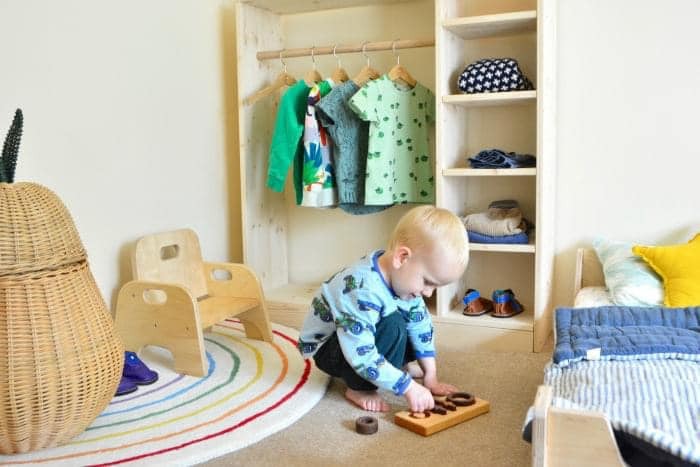 Phương pháp Montessori tại nhà cho bé 24-36 tháng

Bạn đang tìm kiếm một số hoạt động theo phong cách Montessori cho trẻ 24-36 tháng tuổi? 

Mức độ kỹ năng của trẻ 24 tháng thay đổi rất nhiều so với 36 tháng, điều quan trọng là bạn phải quan sát trẻ và trình độ kỹ năng của trẻ chứ không nên so sánh giữa các trẻ với nhau. 

Bạn hãy xem gợi ý dưới đây về những hoạt động Montessori rất phù hợp dùng tại gia đình cho bé 24-36 tháng tuổi nhé:

1. Trẻ có thể bắt đầu học cách sắp xếp và phân loại đồ chơi của mình, bạn hãy chuẩn bị những chiếc giỏ kích cỡ vừa để con tự cất đồ chơi của mình

2. Bạn hãy sắp xếp cho con 1 chiếc tủ quần áo gọn gàng, với khoảng 3 bộ quần áo/mũ/giày để con bắt đầu học cách tự lựa chọn quần áo của mình

3. Song song đó, hãy phát huy cho bé khả năng tự phục vụ bản thân: tự rót nước uống, tự đánh răng. Hãy chú ý thiết kế bình nước ở chỗ thấp vừa tầm với của con, hoặc chuẩn bị chiếc ghế và gương nhỏ đặt ở bồn rửa mặt của người lớn để bé có thể tự đứng rửa tay, rửa mặt, đánh răng

4. Bạn có thể cho con bắt đầu học cách làm các món tráng miệng đơn giản như cắt nhỏ các loại hoa quả bằng dụng cụ cắt chuyên biệt. Đồng thời để con giúp đỡ ba mẹ cùng lau dọn cửa kính hoặc tưới những cái cây ngoài vườn. Vì sao lại để con tham gia nhiều hoạt động như 1 người lớn thực thụ? Vì trước hết trẻ  ở lứa tuổi này cũng rất thích được tham gia vào công việc nhà, con cảm thấy như mình là 1 phần của gia đình, cha mẹ đừng ngăn cản vì sợ con làm sai/làm hỏng, mà hãy tạo điều kiện để con có thể được thỏa mãn nhu cầu của mình nhé

5. Trẻ ở độ tuổi này vẫn rất yêu thích các trò xếp hình và ghép hình. Bạn có thể in các hình con vật với màu sắc rõ nét và đồng thời cũng in hình ảnh đen trắng để con thực hành ghép 1 cặp (xem thêm trong ảnh minh họa để hiểu rõ)

6. Túi vật thể bí mật : là 1 hoạt động cực kì dễ làm ngay tại nhà mà vẫn khiến trẻ thích thú. bạn chỉ cần chuẩn bị 1 chiếc túi có dây rút, bên trong túi bạn đựng bất kì thứ gì mà bạn muốn con khám phá, hãy để bé tự cho tay vào túi để cảm nhận đồ vật đó là gì mà không cần nhìn. Mỗi ngày bạn đều có thể thay đổi dễ dàng các đồ vật trong túi bí mật.