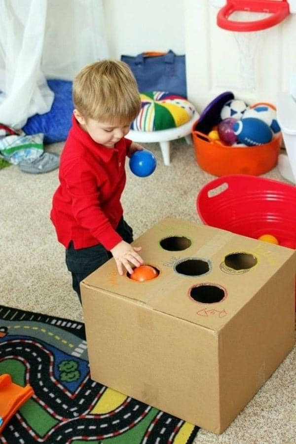 Phương pháp Montessori tại nhà cho bé 24-36 tháng

Bạn đang tìm kiếm một số hoạt động theo phong cách Montessori cho trẻ 24-36 tháng tuổi? 

Mức độ kỹ năng của trẻ 24 tháng thay đổi rất nhiều so với 36 tháng, điều quan trọng là bạn phải quan sát trẻ và trình độ kỹ năng của trẻ chứ không nên so sánh giữa các trẻ với nhau. 

Bạn hãy xem gợi ý dưới đây về những hoạt động Montessori rất phù hợp dùng tại gia đình cho bé 24-36 tháng tuổi nhé:

1. Trẻ có thể bắt đầu học cách sắp xếp và phân loại đồ chơi của mình, bạn hãy chuẩn bị những chiếc giỏ kích cỡ vừa để con tự cất đồ chơi của mình

2. Bạn hãy sắp xếp cho con 1 chiếc tủ quần áo gọn gàng, với khoảng 3 bộ quần áo/mũ/giày để con bắt đầu học cách tự lựa chọn quần áo của mình

3. Song song đó, hãy phát huy cho bé khả năng tự phục vụ bản thân: tự rót nước uống, tự đánh răng. Hãy chú ý thiết kế bình nước ở chỗ thấp vừa tầm với của con, hoặc chuẩn bị chiếc ghế và gương nhỏ đặt ở bồn rửa mặt của người lớn để bé có thể tự đứng rửa tay, rửa mặt, đánh răng

4. Bạn có thể cho con bắt đầu học cách làm các món tráng miệng đơn giản như cắt nhỏ các loại hoa quả bằng dụng cụ cắt chuyên biệt. Đồng thời để con giúp đỡ ba mẹ cùng lau dọn cửa kính hoặc tưới những cái cây ngoài vườn. Vì sao lại để con tham gia nhiều hoạt động như 1 người lớn thực thụ? Vì trước hết trẻ  ở lứa tuổi này cũng rất thích được tham gia vào công việc nhà, con cảm thấy như mình là 1 phần của gia đình, cha mẹ đừng ngăn cản vì sợ con làm sai/làm hỏng, mà hãy tạo điều kiện để con có thể được thỏa mãn nhu cầu của mình nhé

5. Trẻ ở độ tuổi này vẫn rất yêu thích các trò xếp hình và ghép hình. Bạn có thể in các hình con vật với màu sắc rõ nét và đồng thời cũng in hình ảnh đen trắng để con thực hành ghép 1 cặp (xem thêm trong ảnh minh họa để hiểu rõ)

6. Túi vật thể bí mật : là 1 hoạt động cực kì dễ làm ngay tại nhà mà vẫn khiến trẻ thích thú. bạn chỉ cần chuẩn bị 1 chiếc túi có dây rút, bên trong túi bạn đựng bất kì thứ gì mà bạn muốn con khám phá, hãy để bé tự cho tay vào túi để cảm nhận đồ vật đó là gì mà không cần nhìn. Mỗi ngày bạn đều có thể thay đổi dễ dàng các đồ vật trong túi bí mật.