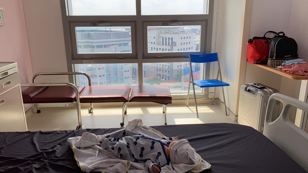 Review đẻ thường bệnh viện 108

Hôm nay mới có thời gian chia sẻ với các mẹ quá trình mình đi đẻ hôm 29/8 vừa rồi. 

Bé nhà mình khá cứng đầu nên 40 tuần 3 ngày mới chịu ra. Tối hôm 28 lúc 7h mình thấy ra máu nên tranh thủ tắm gội, đến 8h30 đến viện vào khoa cấp cứu. Có bác sĩ và y tá sẽ cho mình vào khám trong để xem mở bao nhiêu phân rồi, có dấu hiệu đau bụng chuyển dạ chưa (quả khám trong thốn tận rốn vì con mình đầu cao chưa tụt xuống :)). Khi có dấu hiệu rồi Bác sĩ mới nhận cho nhập viện. Y tá sẽ làm hồ sơ cho mình, mình và người nhà sẽ được test covid. Sản phụ thì cả test nhanh và test chậm, người nhà thì test chậm, tổng chi phí test cả hai người là gần 2tr (đóng trước khi test). Người nhà sẽ được hướng dẫn đi đóng tiền viện phí các thứ, tạm ứng 10tr xong xuôi rồi ngồi chờ kết quả thôi. 

Vì mình vào lúc muộn nên khá vắng chờ kết quả cũng nhanh, test nhanh 30p có kp thì mình được y tá dẫn lên tầng 2 khu khám dịch vụ để nằm đo monitor và chờ kết quả test chậm. Đến đúng 12h là mình có kết quả test chậm thì được lên toà nhà 21 tầng, người nhà lúc này có kết quả cùng nên được lên theo luôn. Lúc này bắt đầu có những cơn co dày xuất hiện rồi mà vì con mình đầu cao nên phải đứng xoạc chân cho nó xuống 🤣 đã đau còn phải đứng vịn hành lang suốt mấy tiếng đồng hồ nó phải nói là không còn từ nào tả nổi. May có chồng ở bên xoa lưng cho cả đêm mới đỡ hơn, có lúc tưởng đau sắp ngất vì mệt quá nên mọi người nhớ ăn uống lấy sức trước khi đi đẻ không là ngất thật chứ không đùa 😅 Mình mở chậm nên được tiêm 1 mũi kích làm mềm tử cung mãi đến 3h30 mở được 8p mới vào phòng đẻ. Khám trong cũng phải 4-5 lần. Vào phòng thì được cắm truyền dịch và tiêm thêm 1 mũi nữa thế là nằm rặn, rặn một hồi mệt quá còn phải thở oxy, bác sĩ và các chị cứ động viên “cố lên rặn đi, ỉa đi ỉa dài ra :))” vầng rặn đẻ mà như rặn ỉa đấy các mẹ 🤣 về sau rạch tầng sinh môn và chị y tá đẩy bụng thế là con ra đời.

Con được áp da mẹ ngay lập tức và được tiêm viêm gan B, uống vitamin K. Lúc con khóc oe oe chồng em còn bất chấp thò vào nhìn thế là bị mắng đuổi ra :)) mẹ thì được vệ sinh và khâu thẩm mĩ. Mình thấy đẻ xong vết khâu đẹp mà không đau mấy, chủ yếu là đau…trĩ, lúc đi vệ sinh mới khốn khổ, ai đi khó nhớ chườm nước ấm hoặc xả nước ấm vào cho n bớt sưng đau thì mới đi được, vì khi sinh rặn nhiều không tránh được. Sau đó được đẩy về phòng, chồng mình lên đón con và cảm ơn bác sĩ (1-2tr tuỳ gia đình) Mình chọn phòng tự nguyện B 1 người 1 phòng , mùa dịch cứ ở phòng riêng cho an toàn. Giá là 1tr2/ngày, cơm đưa tận phòng, người nhà cũng được đăng kí đưa cơm cùng luôn mất thêm có mấy chục/ngày. Sáng sản phụ auto cháo thịt nạc nóng hổi, người nhà thì bánh cuốn, bún, phở. Cơm trưa và tối cũng rất ngon. Ngoài ra siêu thị ở tầng 1 lúc bác sĩ làm việc sáng và chiều người nhà phải ra ngoài chờ khoảng 2-3 tiếng thì có thể lượn lờ mua đồ ăn linh tinh, chồng em lượn mua một đống đồ xong còn làm quen được mấy anh bảo vệ để buôn dưa lê :))

Ngày nào cũng có bác sĩ vào thăm khám mẹ và bé, có y tá đo huyết áp nhiệt độ và vệ sinh cho mẹ. 8h sáng con được đi tắm, ngày thứ 2 được cắt rốn laze. Mình ở 3 ngày thì được về. Bác sĩ, y tá đến cô lao công cũng đều cực nhẹ nhàng và nhiệt tình không có gì để chê luôn. Ngoài ra bv còn phát thuốc bổ máu Hemopoly, thuốc lợi sữa, nước tắm cho mẹ, nước tắm cho bé, nước muối sinh lý, bộ đồ dùng cá nhân, quần lót giấy (tất nhiên là tính vào viện phí hết 🤣) nên không cần mang sữa tắm với nước muối nha. Người nhà nhớ mang quần áo dùng cho 3 ngày vì đã vào là không được ra, phải ở đến khi xuất viện là cả nhà cùng về luôn.

Tổng chi phí: Viện phí 8tr3 ( bảo hiểm trái tuyến 32%), cảm ơn 1tr, test 2tr, mua đồ linh tinh nữa là vào 12tr quá rẻ cho một pha đi đẻ như đi du lịch 🥰 cả hai bé mình đều sinh ở đây nên vô cùng ok mọi người không cần lo. Hơi dài dòng cảm ơn các mẹ đã đọc 😘