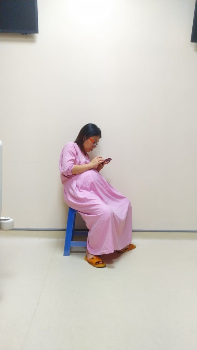 Review sinh viện 108. Em đẻ khu ND hôm 26.08 các mom ạ. 

Em nằm TNC, bhiem 32%, tổng hết gần 7 triệu (chưa gồm phí test covid và cảm ơn bác sĩ)

Nói chung dịch vụ ổn, y bác sĩ nhiệt tình, khu 21 tầng cao ráo sạch sẽ, view đẹp.

Các mom không lo bỡ ngỡ thủ tục hay gì đâu vì sẽ được hướng dẫn tận tình đầy đủ, còn cần gì các mẹ cứ hỏi y ta/điều dưỡng nhé.

Hằng sáng bé sẽ được bế đi tắm còn mẹ được vsinh thăm khám tận giường.

Đồ cần chuẩn bị:

1.Giấy tờ: CMND/CCCD của mình và người nhà + thẻ bhyt + sổ Hk (ko cần photo)
Tiền mặt: 15 triệu (cho đẻ thường, mổ chắc nhiều hơn)

2. Đồ mẹ: 
- Bỉm (Caryn): Các mom nên mang nhiều bỉm mẹ chút nhé. Tầm 10-15 cái thừa còn hơn thiếu, như em mang 6c xong sau phải đi mua thêm. 
- 1 bộ quần áo mẹ khi về (ở viện thì mặc qao viện, ngày phát thay 1 lần)
- Bông nhét lỗ tai (cái này xin được nhưng cứ mang) + tất chân + khăn or mũ mỏng đội đầu (không bắt buộc nhưng e đẻ xong cái điều hoà nó thốc vào đầu là khó chịu)
- Cốc, thìa, sữa đặc (vidu ông Thọ nên đổ vào chai nhựa mang đi cho tiện), bình giữ nhiệt.
- Nước muối súc miệng (đẻ xong ko nên đánh răng luôn)
- 1 bịch khăn ướt
- Đồ dùng cá nhân nếu mẹ nào cần thì mang, không thì dùng của viện có sẵn.

3. Đồ con:
- Bỉm con (20-25c): con ị phân su thay nhiều
- Khăn quấn - viện có phát 1c nhưng nên mang thêm con trớ còn thay. ( Viện phát áo con, mũ, tã chéo, khăn quấn - có thể thay hằng ngày đầy đủ nhé)
- Khăn sữa: 7-10c
- 1 bộ quần áo con khi về + khăn voan che mặt, mẹ có thể chuẩn bị thêm son + tỏi
- Sữa ct, bình sữa (phòng sữa mẹ chưa về)
- Khăn vải khô đa năng lau vệ sinh + 1 ca nhỏ đựng nước.
Đồ người nhà: Đồ cá nhân, quần áo mang đủ 2-3 hôm nhé không như chồng e xếp đủ đồ cho mẹ với con thì quên q.ao sau phải mua thêm ở siêu thị dưới toà.

P/s: Nên mang thêm 1 chăn mỏng nhé, vì được phát 2 chăn nhưng 1 chăn mình làm quây con nên người nhà đêm lạnh không có chăn đắp.