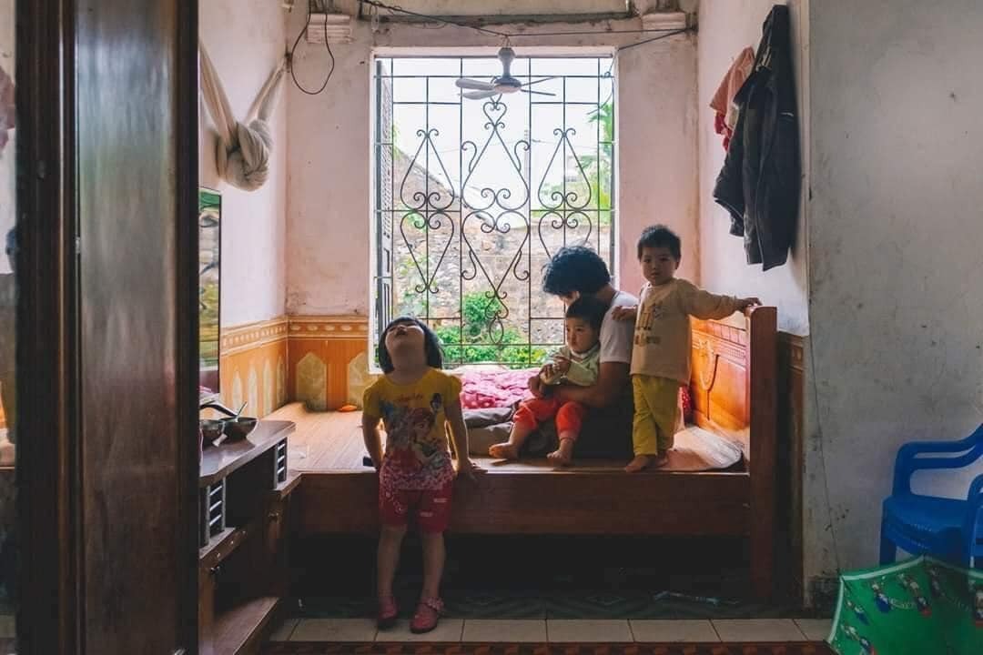 KHÔNG CÓ CON TRAI...

Chú hàng xóm tớ đẻ được đứa đầu là con gái, phấn đấu đứa thứ 2 con trai thì lại sinh đôi hai bạn gái nhỏ xinh. Cố thêm đứa thứ 4 là con trai thì lại tòi ra thêm được chị vịt, chị vịt lần này không may mắn nên không được ra đời. Cuối cùng đến bé thứ 5 (hoặc cũng có thể là 6 là 7) thì mới ra được một anh con trai. Anh con trai lớn lên trong yêu thương đùm bọc của cả dòng họ lên cấp 3 thì nghiện nên nghỉ học đi trại cai nghiện. Chuyện của anh đến giờ hàng xóm không ai tò mò nữa.

Một chú khác lấy vợ, cô vợ xinh như tiên nữ đẻ cho chú hai con bé xinh như thiên thần. Chú bỏ cô lấy vợ mới, vợ mới đẻ cho chú một con bé con xinh cưng, buồn thay xinh cưng không khiến con bé sưởi ấm được trái tim bố nó. Chú đi cặp bồ, mang về một cô bồ với đứa con trai, cuộc đời chú trải qua nhiều mối tình, chắc chú đã cảm thấy hạnh phúc vì cuối cùng mình đã có cậu ấm "nối dõi tông đường".

Bác nọ tên là Toản. Bác là con một. Bác lấy vợ đẻ được hai đứa con gái không xinh lắm nhưng được cái hay cãi chem chẻm hay đánh nhau giựt tóc móc mắt. Ai cũng bảo ông bà này có hai con vịt cố gắng đẻ thêm thằng cu mà cưng. Nói một năm, nói hai năm, nói chục năm ông cũng không xi nhê. Bác bảo có hai đứa con gái sướng hết phần thiên hạ đứa đấm lưng đứa nhổ tóc bạc. Chẳng biết việc thiếu vắng con trai có làm bác muộn phiền nhiều không nhưng cả ngày ai gặp bác cũng thấy bác đang cười hà hà.

Bằng một cách nào đấy, ở một nơi nào đấy, những đứa trẻ lại ra đời với sự hậm hực, chán ghét thay vì niềm hạnh phúc hân hoan đón chào của gia đình, dòng họ mà nó xứng đáng nhận được. Dù là bố, là mẹ, hay bản thân đứa trẻ đâu có lựa chọn được giới tính của nó đâu.

Bởi vậy! Sinh con ra, mong bố mẹ hãy trao cho con một cuộc đời.