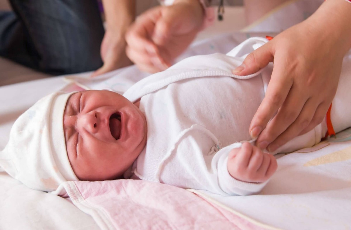 TUẦN KHỦNG HOẢNG CỦA TRẺ SƠ SINH LÀ GÌ MÀ... KINH KHỦNG VẬY? 

Tuần khủng hoảng của trẻ sơ sinh (còn gọi là wonder week) là một trong những kiến thức quan trọng mẹ cần biết trước khi sinh con. Điều này sẽ tránh cho chính bản thân mẹ và các thành viên khác trong gia đình bị… khủng hoảng vì sự thay đổi của bé. 

Tuần khủng hoảng là những dấu mốc quan trọng, đánh dấu sự phát triển của bé về cả nhận thức lẫn kỹ năng. Nói theo cách của người xưa: “qua cái tuần quấy nó sẽ khôn ra”, tức là sau tuần khủng hoảng, bé yêu sẽ biết thêm nhiều điều. 

Trong khóa học về Tuần khủng hoảng, Mamibabi sẽ chia sẻ với các mẹ những thông tin cơ bản như: 

- Bảng tuần khủng hoảng của bé 
- Tuần khủng hoảng là gì?
- Tuần khủng hoảng của trẻ sơ sinh có gì cẩn lưu ý?
- Tuần khủng hoảng 5, 8, 12, 19, 26, 37… có đáng sợ như mẹ nghĩ không?
- Tuần khủng hoảng của bé 2 tuổi 

Mẹ có thể xem chi tiết khóa học tại >>> https://mamibabi.com.vn/interact/wonderweek	

#tuần_khủng_hoảng #tuankhunghoang #wonder_week 
#giaoducsom #thongminhsom #vandongsom