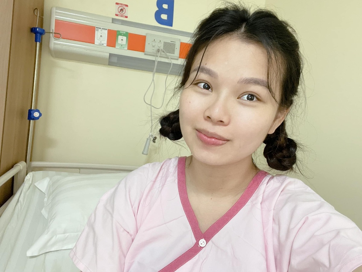 Em đã được thay đồ rồi, chuẩn bị lên thớt các chị ơi 😅

Các chị đi trước mát miệng chúc mẹ con e nhé 😍😍

Cảm giác nhịn từ tối hôm qua đến giờ( k đc ăn, k đc uống) ngồi nhìn chồng ăn mà lòng muốn khóc 🥲🥲