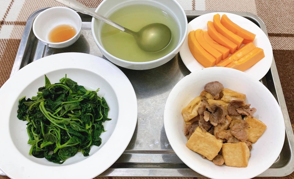 Xin chào cả nhà, em là ông bố nấu cơm cữ cho mẹ bầu sau sinh đây, ông bố cho vợ ăn củ cải bị các bác sĩ online nói đây ạ. Hai Vợ chồng hóng hớt linh tinh nên bay màu fb. Các bác đừng cười hay chỉ trích Vợ chồng em nhé 🤣

Nay e xin tổng hợp lại thực mẹ bầu sau sinh cho các ông bố bà mẹ tham khảo. Vợ e thích ăn gì e nấu cái đó và vì thời điểm cữ là mùa đông nên thực phẩm rau mùa cũng hơi hạn hẹp.. Nên e chỉ nấu được những món cơ bản như thế này thôi ạ. Các bác đóng góp để e nâng cao thực đơn tập 2 cho mẹ Bon. 🤩