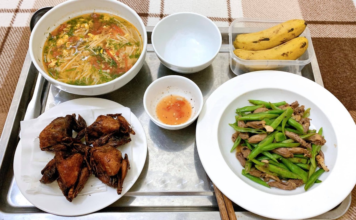 Xin chào cả nhà, em là ông bố nấu cơm cữ cho mẹ bầu sau sinh đây, ông bố cho vợ ăn củ cải bị các bác sĩ online nói đây ạ. Hai Vợ chồng hóng hớt linh tinh nên bay màu fb. Các bác đừng cười hay chỉ trích Vợ chồng em nhé 🤣

Nay e xin tổng hợp lại thực mẹ bầu sau sinh cho các ông bố bà mẹ tham khảo. Vợ e thích ăn gì e nấu cái đó và vì thời điểm cữ là mùa đông nên thực phẩm rau mùa cũng hơi hạn hẹp.. Nên e chỉ nấu được những món cơ bản như thế này thôi ạ. Các bác đóng góp để e nâng cao thực đơn tập 2 cho mẹ Bon. 🤩