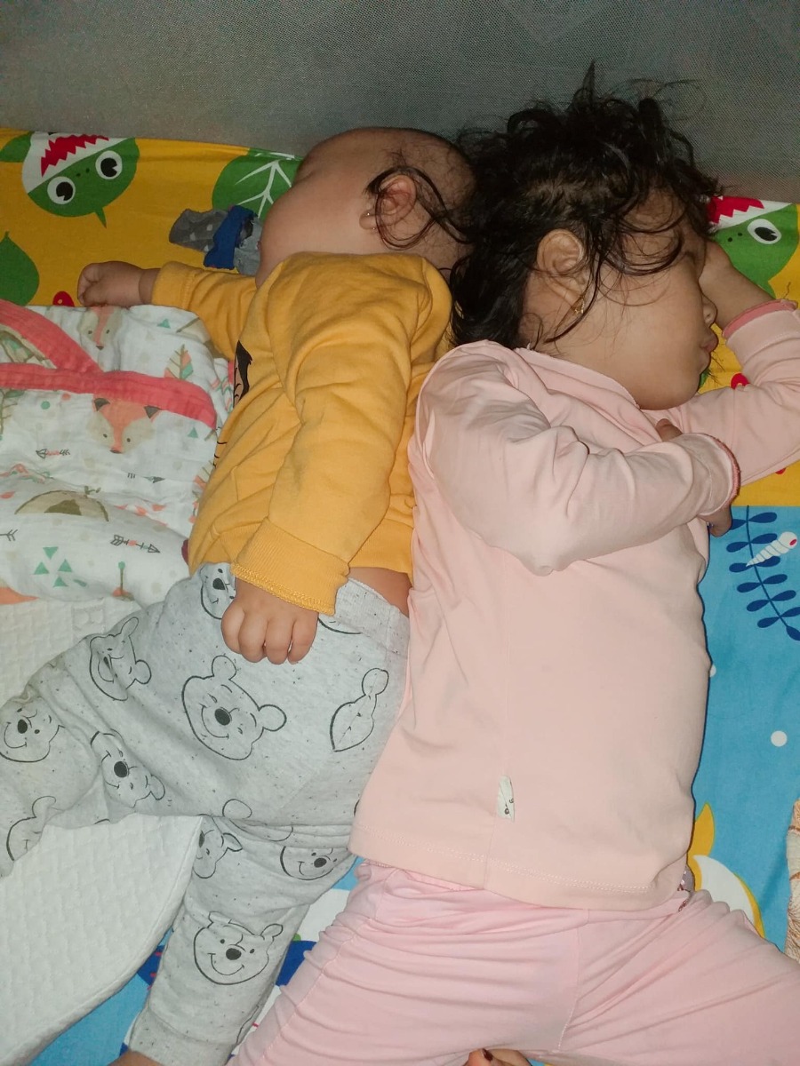 Chào mọi ng hiện tại m là bà mẹ của 3 nhóc.. Ở đây có mẹ nào đã từng trải qua cảm giác bà nội ck gọi là con cá rô đực vì lấy ck 3,5 năm mới đẻ dc k???😂Sau đây m xin phép kể hành trình đầy gian nan khi các con đến với m,và cả hành trình nuôi con đầy gian khổ của m nữa..🥲🥲
 M lấy ck năm 2013 sau khi hỏng thai 4lan m đã khám và chữa chạy khắp nơi từ tây y đến đông y,khám tất cả các bv lớn nhỏ.Từ trưởng khoa đến các giáo sư ai mách bsi nào giỏi,ai bảo ở đâu tốt m đều đến.Nhưng kq là cả 2 vk ck m đều bt k tìm ra nguyên nhân tại sao cứ có bầu là lại bị lưu😞Đến năm 2015 m quyết định đi bơm tt vào buồng tc ở pstw nhưng kq vẫn là con số 0 tròn chĩnh☹️Cuối cùng m tìm đến tâm linh ai mách ở đâu cầu con linh nhiệm m đều đi,mỗi lần đi về là nhà ck m lại thay đổi hướng giường hướng tủ để thay đổi phong thủy.Nhưng kq vẫn vậy đến đầu năm 2016 sau khi trải qua khoảng tg khá dài,với bnhieu điều đàm tiếu rằng(con này vô sinh,thằng này tt yếu,con này ăn lắm béo xí ra k đẻ nổi)mỗi lần ra đường là bnhieu lời xì sào nhòm ngó😣Đến ng trong nhà là bà nội ck m còn chỉ mặt mẹ ck m bảo là "Mày mua con cá rô đực về để thờ ak" Thật sự nghe đc câu đấy ng m như chết lặng,nó tủi thân 1 cách ghê gớm😩😩.K ai chịu hiểu rằng m chửa rất nhiều lần và đều bị lưu😭😭Chứ đâu phải k chửa bjo đâu!!Đúng là cái cảm giác khó tả các mẹ ạ😕Đến giữa năm 2016 2 vc quyết định k khám chữa hay thuốc thang j nữa,1 phần vì nản,1 phần vì tiền cũng đã cạn kiệt sau ngần đấy năm chữa chạy.Khi đi khám gặp nhau mn thường nói vui với nhau rằng đây là bệnh con nhà giàu😅vì đây là bệnh tiêu tốn tiền của 1 cách khủng khiếp ý mn ạ...Sau đó 2vc quyết định gom hết số tiền còn lại+thêm vay mượn để kinh doanh.Vì k thể cứ ở nhà mà đi chữa đẻ mãi đc,đến lúc con thì chưa thấy mà tiền đã k còn.Lúc đó 2 vc m đã thuê đc 1c cửa hàng nhỏ để kd quần áo,có gác xét và nhà vs có thể ở lại đc..Mọi việc khá thuận lợi nên cả 2 tâm lý khá thoải mái,k còn phải suy nghĩ nhiều nữa😊Và chuyện gì đến nó cũng đến cm ạ.Mở đc khoảng 3thang thì e có bầu lúc đó đúng vào mùa đá bóng,2vc bán hàng xong thức xuyên đêm để xem nào là cafe,bia và thực sự cả tháng bóng đá đó 2vc qh đc với nhau vài lần😂Sáng hôm đó khi leo từ gác xét xuống m thấy ra chút máu nghĩ là đến tháng nên cũng chẳng để ý j.Đến 2 hsau thì vẫn thấy ra chút máu mà k ra nhiều,m mới nói vơi ck là hay chửa nhỉ😅kiểu nói vui thôi chứ k nghĩ là chửa thậttt đâu vì sau ngần đấy năm mừng hụt nhiều rồi.Sau đấy m mua que thử và lên 2v mờ m còn bảo ck là hay que hỏng nhỉ và mua tiếp 3que để thử vào sáng hsau😂Kq là 2v tiếp và chắc chắn là chửa thật rùi,nhưng do bị lưu nhiều lần nên khi chửa là kèm theo 1 đống sự lo lắng trong đầu..Lúc đó m gọi cho mẹ đẻ m và báo là có bầu bà đã vội vàng bắt về nhà và đi khám xem tn để còn biết mà chữa chạy kịp thời🥲Sau khi 2 mẹ con đèo nhau đi khám thì bs báo thai đc 5w5d chưa có tim thai,lại hồi hộp lại lo lắng và gọi hỏi khắp nơi bsi nào giỏi để khám lại..Và đc 1ng cô chỉ cho bsi vinh ở pshn mà trước cô ấy theo.Khi về m gọi và đặt lịch khám vào sáng hsau,đêm hôm ý là 1 đêm k ngủ lo lắng đủ thứ trong đầu rằng sáng mai sẽ ra sao???Và ngày hsau cũng đến m chuẩn bị từ sớm để đi gặp bsi,sau khi khám và nói hết tiểu sử thai lưu của m thì bsi đã kê cho m thuốc nội tiết uống+ đặt và hẹn sau 1w khám lại...1w trôi qua đấy như dàii 1 thế kỉ cm ạ🥲🥲1 tuần với không khí lo lắng bao trùm trong nhà...Mn thì cố động viên rằng mọi chuyện ks đâu con khoẻ nên đừng quá lo lắng.Nhưng m thì k thể k lo đc,vì m đã phải đau khổ rất nhiều lần khi k giữ đc con rồi😭1w sau cũng đã đến m qua khám và thật sự vỡ oà khi bs thông báo đã có tim thai,m phải hỏi đi hỏi lại vì k tin nổi vào những j m vừa nghe đc😢do m có tiền sử bị lưu nên sau đó bs có kê cho m khá nhiều thuốc,để uống để đặt và để tiêm để giữ thai thai nữa.M phải tiêm mỗi ngày 2 mũi vào bắp đùii tiêm nhiều đến nỗi m k đi nổi vì đau nhức,từ khi đi khám về là m nằm treo chân 1w đi khám lại 1 lần..Mọi thứ khá ổn đến khi 12w bsi đo vtc và thông báo ctc của m tụt quá ngắn nguy cơ sẩy cao và đề nghị khâu cấp cứu luôn😓Sau khi khám m đc đưa sang phòng tiểu phẫu để khâu sống vì m bị kháng thuốc giảm đau😭Cảm giác lúc đó đúng là chết đi sống lại khi từng mũi kim đâm vào m đều cảm nhận đc rất rõ,2 tay bám chặt 2 môi mím đến tím bầm😭😭nó đau đến khủng khiếp...Sau khi nghỉ lại đến chiều tối để theo dõi thì m đc cho về,từ đó đến 35w m nằm treo chân và đều đặn uống+tiêm thuốc nội tiết hằng ngày và 1-2w đi khám 1 lần.Đúng là 1 khoảng tg dài đến đáng sợ😢36w m đc cắt chỉ (cắt chỉ cũng cắt sống luôn😭)và 38w m sinh thường bé đầu tiên nặng 3,6kg...Chuyện khá dài m viết theo cảm xúc nên có hơi lủng củng cm đọc thông cảm cho m nhé😅Các chuyện sau m xin kể chú thích ở từng ảnh nhé vì thật sự nó dàii quá m viết hết ở stt này khéo cm đọc phải kéo đến ngày mai mới hết mất😂Qua đây echỉ muốn chia sẻ hàng trình đầy vất vả gian nan của e thuii... chúc các mẹ có 1 thai kì khoẻ mạnh và bình an