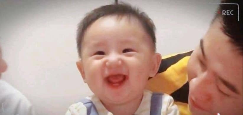 Trend mới nè bố mẹ ơi!!!!

Bố mẹ thử cùng lúc hun con xem con phản ứng thế nào rồi chụp lại khoe cho mọi người cùng biết với nha. Mình cũng đi thử đây, nhìn cưng quá trời cưng luôn hà 😍