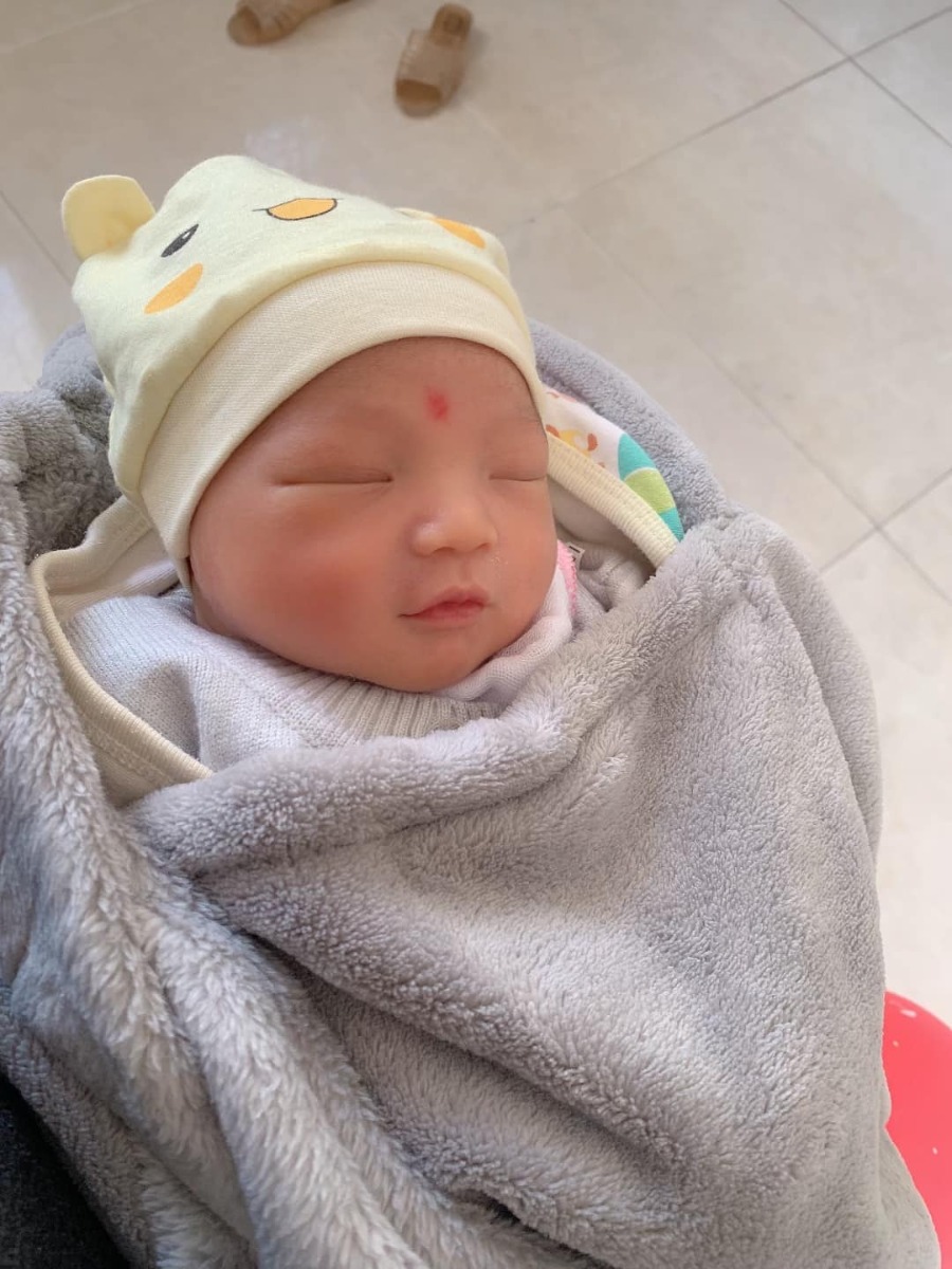 Xin chào cả nhà, em là ông bố nấu cơm cữ cho mẹ bầu sau sinh đây, ông bố cho vợ ăn củ cải bị các bác sĩ online nói đây ạ. Hai Vợ chồng hóng hớt linh tinh nên bay màu fb. Các bác đừng cười hay chỉ trích Vợ chồng em nhé 🤣

Nay e xin tổng hợp lại thực mẹ bầu sau sinh cho các ông bố bà mẹ tham khảo. Vợ e thích ăn gì e nấu cái đó và vì thời điểm cữ là mùa đông nên thực phẩm rau mùa cũng hơi hạn hẹp.. Nên e chỉ nấu được những món cơ bản như thế này thôi ạ. Các bác đóng góp để e nâng cao thực đơn tập 2 cho mẹ Bon. 🤩