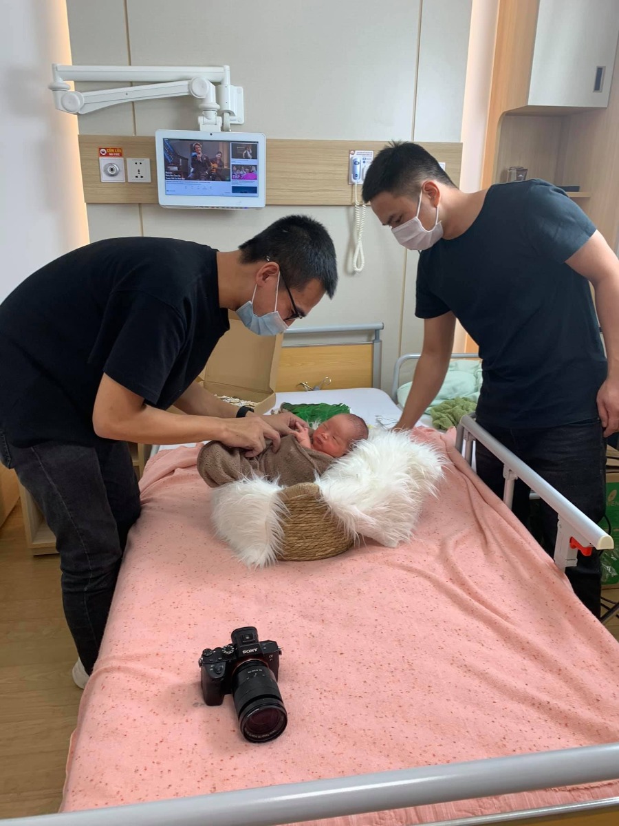 Xin chào các mom, nay mới có t.g viết về 5 ngày 4 đêm ở Hồng Ngọc - PTM ( e ở thêm 1 ngày).
E sinh mổ bé đầu tiên. Cả thai kỳ khoẻ mạnh chưa bao giờ nghĩ sẽ mổ các mom ạ. Đăng ký thai sản từ tuần 36 đợt tháng 6 đc km 15%. Khi khám ở HN thì tuần 38 bs phát hiện ra bất thường. E bị cuống rốn bám mép bánh rau là bệnh lý khá nguy hiểm ở thai nhi. Em theo khám BS Phương và BS Phương mổ cho e luôn. Nói về việc theo khám e k chọn Bs mà đến viện chọn ngẫu nhiên thôi. May mắn sao vào được bác Phương chứ hehe. Bác Phương lần nào thăm khám cũng rất nhẹ nhàng, ân cần. Sau khi phát hiện bất thường bác nhắc e cần phải cẩn thận và giải thích về bệnh lý và trường hợp có thể xảy ra. Hẹn e 3 ngày sau khám lại luôn để chốt đẻ ntn 😂. Bác trực tiếp thăm khám và cùng e đi siêu âm thì TH của e đẻ thường rất nguy hiểm và cần mổ lấy thai. Vì chuyển dạ là có nguy cơ suy thai. Sáng 2/9 khám thì chiều e lên bàn luôn. K thể tin nổi haha, lần đầu mổ nên e rất sợ và bỡ ngỡ, nằm trong phòng sinh khóc thì đc bác Phương và cả ekip động viên, thật ra e k sợ mổ mà e sợ nhất khoản tiêm gây tê vào lưng các mom ạ vì xem nhiều clip đẻ cái kim to như kim lợn vậy. Nhưng các mẹ nào sắp trải qua thì yên tâm nhé chỉ cần làm theo những gì Bs gây mê hướng dẫn thôi nó cũng như tiêm cây kim bé bé bthuong thôi ạ. Bs gây mê cho e là BS Thu Ba ( ở ngoài e gọi chị thôi vì chị trẻ xinh đẹp lắm ấy ạ) BS tiêm nhẹ nhàng đưa e vào cơn tê 🤣🤣. Cả ê kíp phủ chăn che các thứ đến đoạn đó e k còn thấy bên dưới nữa, cứ nghĩ mng vẫn đang chuẩn bị đồ để mổ thế mà 1 lúc sau chị Thu Ba bảo e chịu tức 1 chút để lấy e bé ra nhé thì e mới biết bác Phương mổ rồi 😂. Một lúc sau thì nghe thấy tiếng e bé. E bé đc da kề ra với mẹ luôn ấm áp hạnh phúc lắm ạ. Sau đấy tầm 20’ là bs khâu xong cho e, e đc chuyển lên hồi sức 4 tiếng rồi xuống với 2 bố con. Sau mổ đc truyền giảm đau và nhét giảm đau nên các mom đừng lo nhé, sẽ vẫn đau nhưng ở mức chịu  đc. Sang ngày thứ 2 thì e đã đứng dậy đi lại chậm chậm rồi cũng k đau quá nữa. Ngày thứ 4 là e k cần dùng giảm đau nữa. 
Về đồ ăn ở viện thì rất ngon ạ hôm nào e cũng ăn hết suất.
Các cô điều dưỡng và y tá nhiệt tình alo có mặt liền, hôm nào cũng có Bs đi kiểm tra vết mổ và Bs kiểm tra sức khoẻ của bé. 
Một lần nữa e xin cảm ơn BS Phương và ekip mổ cho e ngày 2/9 ạ ❤️