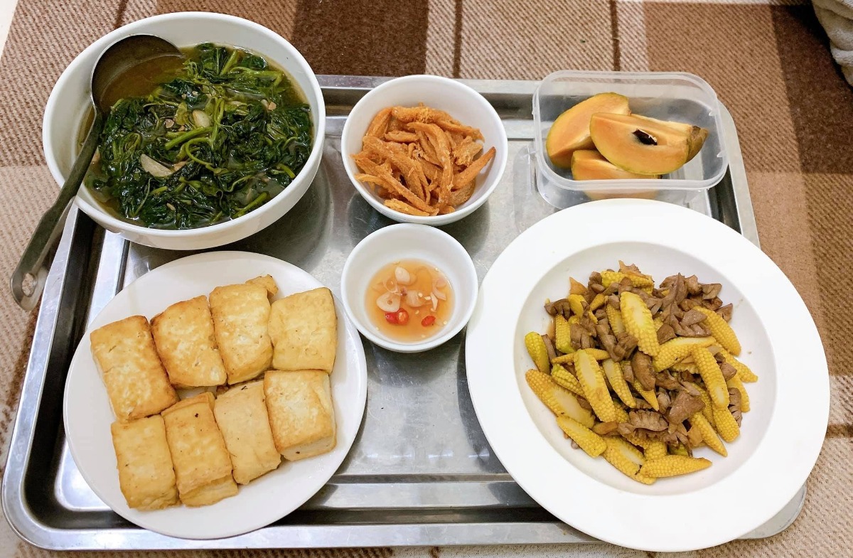 Xin chào cả nhà, em là ông bố nấu cơm cữ cho mẹ bầu sau sinh đây, ông bố cho vợ ăn củ cải bị các bác sĩ online nói đây ạ. Hai Vợ chồng hóng hớt linh tinh nên bay màu fb. Các bác đừng cười hay chỉ trích Vợ chồng em nhé 🤣

Nay e xin tổng hợp lại thực mẹ bầu sau sinh cho các ông bố bà mẹ tham khảo. Vợ e thích ăn gì e nấu cái đó và vì thời điểm cữ là mùa đông nên thực phẩm rau mùa cũng hơi hạn hẹp.. Nên e chỉ nấu được những món cơ bản như thế này thôi ạ. Các bác đóng góp để e nâng cao thực đơn tập 2 cho mẹ Bon. 🤩