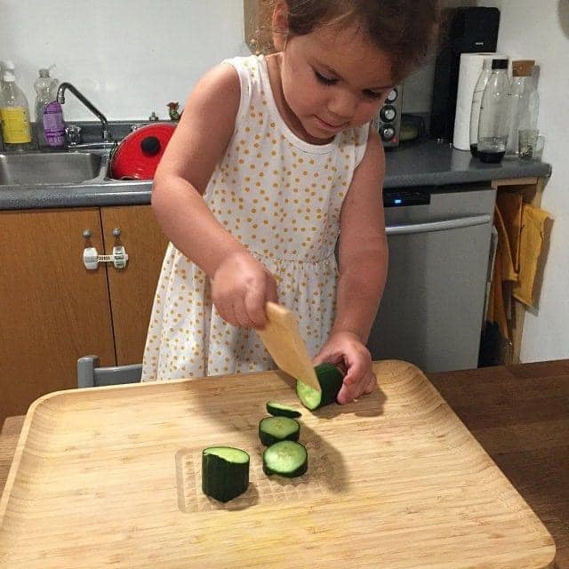 Phương pháp Montessori tại nhà cho bé 24-36 tháng

Bạn đang tìm kiếm một số hoạt động theo phong cách Montessori cho trẻ 24-36 tháng tuổi? 

Mức độ kỹ năng của trẻ 24 tháng thay đổi rất nhiều so với 36 tháng, điều quan trọng là bạn phải quan sát trẻ và trình độ kỹ năng của trẻ chứ không nên so sánh giữa các trẻ với nhau. 

Bạn hãy xem gợi ý dưới đây về những hoạt động Montessori rất phù hợp dùng tại gia đình cho bé 24-36 tháng tuổi nhé:

1. Trẻ có thể bắt đầu học cách sắp xếp và phân loại đồ chơi của mình, bạn hãy chuẩn bị những chiếc giỏ kích cỡ vừa để con tự cất đồ chơi của mình

2. Bạn hãy sắp xếp cho con 1 chiếc tủ quần áo gọn gàng, với khoảng 3 bộ quần áo/mũ/giày để con bắt đầu học cách tự lựa chọn quần áo của mình

3. Song song đó, hãy phát huy cho bé khả năng tự phục vụ bản thân: tự rót nước uống, tự đánh răng. Hãy chú ý thiết kế bình nước ở chỗ thấp vừa tầm với của con, hoặc chuẩn bị chiếc ghế và gương nhỏ đặt ở bồn rửa mặt của người lớn để bé có thể tự đứng rửa tay, rửa mặt, đánh răng

4. Bạn có thể cho con bắt đầu học cách làm các món tráng miệng đơn giản như cắt nhỏ các loại hoa quả bằng dụng cụ cắt chuyên biệt. Đồng thời để con giúp đỡ ba mẹ cùng lau dọn cửa kính hoặc tưới những cái cây ngoài vườn. Vì sao lại để con tham gia nhiều hoạt động như 1 người lớn thực thụ? Vì trước hết trẻ  ở lứa tuổi này cũng rất thích được tham gia vào công việc nhà, con cảm thấy như mình là 1 phần của gia đình, cha mẹ đừng ngăn cản vì sợ con làm sai/làm hỏng, mà hãy tạo điều kiện để con có thể được thỏa mãn nhu cầu của mình nhé

5. Trẻ ở độ tuổi này vẫn rất yêu thích các trò xếp hình và ghép hình. Bạn có thể in các hình con vật với màu sắc rõ nét và đồng thời cũng in hình ảnh đen trắng để con thực hành ghép 1 cặp (xem thêm trong ảnh minh họa để hiểu rõ)

6. Túi vật thể bí mật : là 1 hoạt động cực kì dễ làm ngay tại nhà mà vẫn khiến trẻ thích thú. bạn chỉ cần chuẩn bị 1 chiếc túi có dây rút, bên trong túi bạn đựng bất kì thứ gì mà bạn muốn con khám phá, hãy để bé tự cho tay vào túi để cảm nhận đồ vật đó là gì mà không cần nhìn. Mỗi ngày bạn đều có thể thay đổi dễ dàng các đồ vật trong túi bí mật.