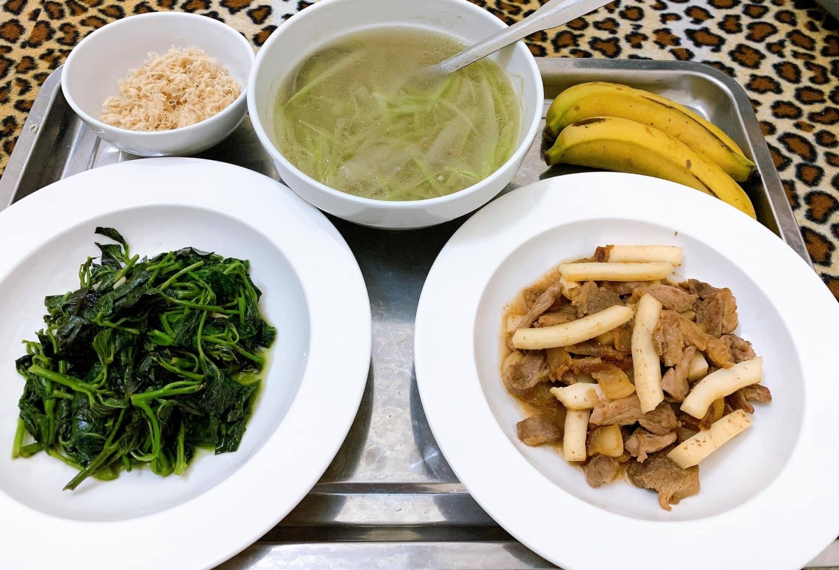 Xin chào cả nhà, em là ông bố nấu cơm cữ cho mẹ bầu sau sinh đây, ông bố cho vợ ăn củ cải bị các bác sĩ online nói đây ạ. Hai Vợ chồng hóng hớt linh tinh nên bay màu fb. Các bác đừng cười hay chỉ trích Vợ chồng em nhé 🤣

Nay e xin tổng hợp lại thực mẹ bầu sau sinh cho các ông bố bà mẹ tham khảo. Vợ e thích ăn gì e nấu cái đó và vì thời điểm cữ là mùa đông nên thực phẩm rau mùa cũng hơi hạn hẹp.. Nên e chỉ nấu được những món cơ bản như thế này thôi ạ. Các bác đóng góp để e nâng cao thực đơn tập 2 cho mẹ Bon. 🤩