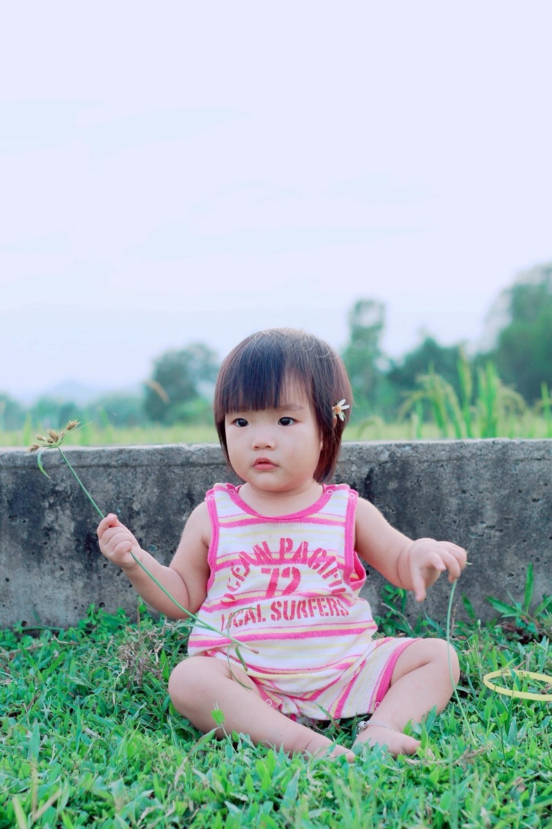 EM BÉ 2,2kg CỦA MẸ
Trước đây mình học sư phạm ra trường mãi không xin được việc, cứ muốn ổn định công việc đã mới nghĩ đến chuyện lập gia đình, nhưng 6 năm kể từ khi ra trường vẫn không xin được việc nên mình đành chấp nhận đi làm công nhân và 30 tuổi mình mới lấy chồng.
 Năm đầu tiên do gặp vấn đề về sức khỏe nên 2 vợ chồng kế hoạch 1 năm, năm sau mới bắt đầu thả.
Nhưng thả 1 mà không thấy gì, mình bắt đầu lo lắng, 2 vợ chồng đến bệnh viện khám, kết quả chồng mình tinh trùng di động hơi yếu, mình bị tắt 1 bên vòi trứng, bác sĩ hẹn 3 tháng sau không có thì tái khám. Mình thật sự lo lắng, lên mạng tìm hiểu các thứ, rồi mình đi bốc thuốc bắc uống, may sao hơn 1 tháng sau mình có bầu, phải nói là 2 vợ chồng mừng lắm. Nhưng khoảng 3h sáng, tự nhiên thấy lạ lạ, mình đi vệ sinh thì thấy quần trong dinh máu, mình tái mặt chạy vô nói với chồng, chồng mình nói không sao đâu, chút sáng vô bệnh viện kiểm tra. Nhưng máu ra nhiều hơn, bác sĩ nói bị sảy thai tự nhiên rồi, khi đó thai mới 7 tuần, mình khóc như mưa, rồi mọi người động viên, sẩy rồi dễ có lại lắm, mình cũng nghĩ vậy. Nhưng không, mình cứ đợi tháng mày qua tháng khác, cứ khi nào gần đến ngày kinh là mình cứ để ý xem cơ thể có gì thay đổi không, nhưng chẳng thấy gì. Mọi người thì cứ dị nghị, nhất là ở quê, đi đâu họ cũng hỏi, sao lâu vậy, lo làm giàu à, sao không đẻ cho rồi...thật sự nhiều khi mình thấy bế tắt, đêm nào mình cũng suy nghĩ chuyện con cái, rồi khóc thầm, rồi mặc cảm với nhà chồng, mình sợ nghe tin ai đó có tin vui😥😥. Những ai đã từng hiếm muộn mới hiểu được cảm giác này.
Mình cố gắng chạy chữa khắp nơi, thuốc tây, thuốc bắc, thuốc nam gì cũng có, 2 vợ chồng bàn nhau cố gắng thêm năm nữa không có thì bán hết số nữ trang cưới đi làm ivf. Chồng mình vẫn luôn động viên, nếu không có con thì 2 vợ chồng mình ở vậy cũng được, coi như cái số mình nó vậy. Mặc dù buồn, lo lắng, ap lực nhưng mình vẫn luôn có niềm tin rồi vợ chồng mình sẽ có con.
Nhưng cũng may trời thương, đúng 2 năm sau bé đầu bỏ mình đi, mình lại nhìn thấy 2 vạch, phải nói là vừa vui sướng vừa lo lắng, sợ như lần trước. Mình quyết định nghĩ làm ở nhà dưỡng thai. Rồi đến 32tuần nửa đêm đột nhiên đầu mình bị quay cuồn, nôn mửa, không đi được, chóng mặt đi là ngã, rồi mình đi cấp cứu trong đêm, thật sự hoang mang, chỉ mong sao con mẹ vẫn khỏe, rồi bác sĩ kết luận do bầu thiếu ngủ nên bị rối loạn tiền đình, mình nằm viện 3 ngày rồi được về nhà, một phen hú vía.
Nhưng không dừng lại ở đây, lúc thai được 34tuần thì mình rỉ ối, tự nhiên nó chảy ra như mình đi tiểu vậy. Rồi vô bệnh viện cấp cứu, bác sĩ nói giờ rỉ ối rồi để lâu sẽ nhiễm trùng nguy hiểm, mà sinh bé lúc này cũng rất nhiều nguy cơ chảy máu não, suy hô hấp...nhiều lắm mà lúc đó mình không còn tâm trạng để nghe. Họ cho mình tiêm trưởng thành phổi, truyền giảm co được 2 ngày nhưng e bé gò càng nhiều, nên không truyền nữa, bác sĩ bảo giờ sinh thôi chứ không giữ thêm được nữa. Lúc đó mình lên bàn sinh rồi mà ông bác sĩ trẻ trẻ còn hù mình thêm 1 lần nữa nói e bé nhiều khi sinh ra sẽ bị như thế này thế kia, tệ hơn nữa là không sống được...mình khóc nức nở, trời ơi, mình đã hiếm muộn rồi, khó khăn lắm mới có thai, sao lại bị như thế này nữa, nhưng mình cố giữ bình tĩnh, lấy sức để rặn chứ giờ mà mình buông xuôi thì con mình sẽ ra sao. Lần đầu tiên mình biết cảm giác vừa đau đẻ vừa sợ hãi. Sau một hồi được sự hỗ trợ của bác sĩ và 3 y tá, bé mình cũng chào đời, được 2,2kg. Chưa được nhìn mặt con thì y tá đã ẩm con đi rồi. Mình về phòng hậu sản nằm, thấy mẹ nào cũng có bé bên cạnh mà mình thì không, tủi thân vô cùng, không biết con mình thế nào.
3 ngày sau mình xuất viện nhưng con mình vẫn còn nằm lồng kính, 1 tuần sau bệnh viện mới cho gọi mẹ lên tập cho con bú. Lần đầu tiên nhìn thấy con sau gần 10 ngày sinh, cảm giác thật khó tả, lúc đó mình luống cuống không biết bồng con như thế nào, bé thì quá nhỏ mình chỉ bồng đại theo bản năng. Được ôm con vào lòng sau hơn 4 năm ròng rã thật sự không gì hạnh phúc bằng, cũng may bé mình sinh non nhưng vẫn phát triển bình thường, giờ bé sắp sinh nhật lần thứ 3, nhìn con mà thầm cám ơn ông trời đã đưa con đến bên mẹ. Mình luôn cầu mong cho những mẹ hiếm muộn sẽ được làm mẹ như mình. Các bạn phải luôn có niềm tin là  mình sẽ được làm mẹ nhé😘😘