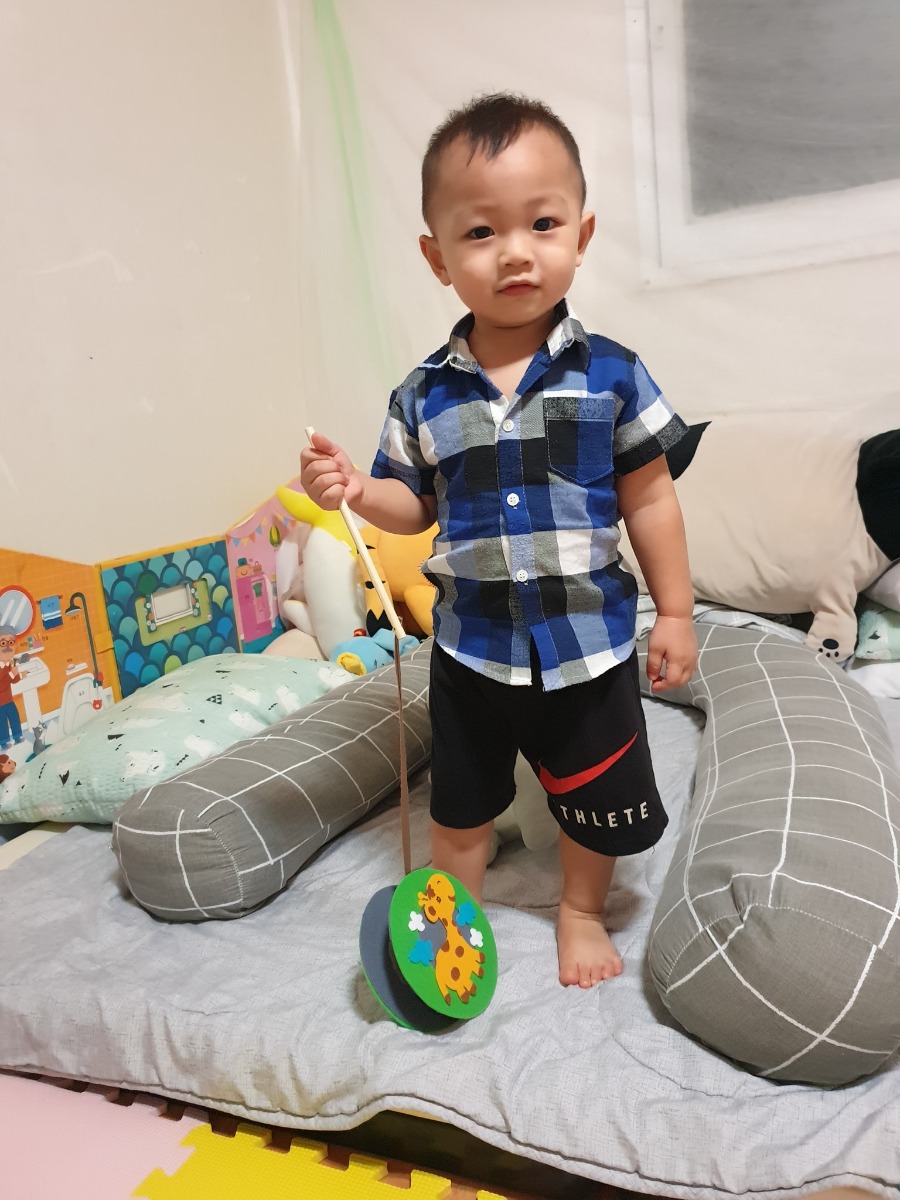 Dành thời gian với con trọn vẹn❤

Sau 1 ngày dài bận bịu với cuộc sống bên ngoài thì tối đến là khoảng thời gian cả nhà quây quần bên nhau, dành thời gian chất lượng nhất với con. Chơi cùng con cũng thú vị và nhiều lợi ích đó chứ ạ. 

🍀Gắn kết tình cảm gia đình👪
🍀Hiểu con hơn và thu hút con tham gia hoạt động có chủ đích của mẹ
🍀Nuôi dưỡng tâm hồn 

Hiii nhiều người bảo mình sao bày vẽ đủ thứ, rảnh rỗi quá. Đúng là rảnh thật nhỉ thay vì thời gian mình lướt facebook, dạo tiktok, xem những bộ phim Hàn Quốc với các oppa đẹp trai🤣🤣🤣 thì mình chọn dành thời gian chơi với con. Mình vẫn happy vì những điều mình đang làm với con, vì con chỉ có 6 năm đầu đời ngoài việc đc duy trì học đa ngôn ngữ, toán não phải tốc độ cao, tiếng anh não phải ra thì mình luôn cố gắng cho con nhiều trải nghiệm sáng tạo nhất có thể. 

Nay 1 ngày khá bình yên cả nhà cùng nhau làm đèn trung thu cho bạn í. Thực ra mua đèn thì đơn giản r nhưng nhà cháu lại chọn làm đèn vừa tiết kiệm, vừa ý nghĩa lại còn thu hút đc ba Voi cùng chơi cùng tham gia làm đèn cho Voi nữa chứ thì quả hơn cả mong đợi. Các ông bố tham gia chơi cùng con thì còn gì bằng đúng k ạ

Trung thu vui vẻ bên gia đình nhà Voi góp vui với chiếc đèn trung thu by mom and dad😀😀😀