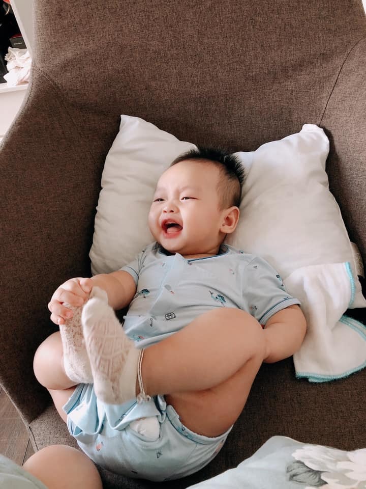 Được làm mẹ có lẽ là điều thiêng liêng, hạnh phúc nhất đối với mỗi người chúng ta phải không các mẹ. Cũng chính vì thế nên từ lúc biết tin có con, chúng ta cũng nhạy cảm hơn, lo lắng hơn. Lam gì ăn gì cũng gg search xem có ăn được không, hễ hắt hơi sổ mũi cũng cảm thấy lo lắng, tham gia các hội nhóm để tìm hiểu, để học hỏi. Lần nào đi siêu âm cũng hỏi bác sĩ con em thế nào, phát triển đều không anh, có bị nhẹ cân không..., hàng ngày đi làm thi thoảng lại mở video siêu âm ra để xem rồi cười, rồi xoa bụng 😄, rồi chỉ mong nhanh đến ngày siêu âm để đi gặp con. Hàng ngày mỗi tối đều trò chuyện, kể cho con nghe nay mẹ vui hay buồn, nói với con hãy cùng mẹ cố gắng, dặn con ở trong bụng mẹ đủ ngày đủ tháng rồi con ra với mẹ. Chắc các mẹ cũng giống mình nhỉ 😍.
   Có lẽ con ở trong bụng mẹ ấm áp quá hay sao mà đến ngày dự sinh con vẫn chưa chịu ra, mẹ lại thì thầm, con ơi con ra ngoài này chơi với ba mẹ đi, ngoài này có nhiều thứ vui lắm con ạ, mẹ mong gặp con lắm rồi... Và rồi con cũng chịu ra ở 40W6d 🥰.
Và hôm nay lúc mẹ viết bài này con đã được 5m5 ngày. 
Từ ngày mẹ có con, cân nặng của con làm mình stress hơn cân nặng của mẹ, mỗi lần đưa con đi tiêm cân cho con mà thấy con không tăng lạng nào là mình lại thắc mắc tại sao tháng này con không tăng cân, do mình ăn uống không đủ chất, hay do con ngủ ít, ăn không đủ, rồi đi tham khảo hết người nọ đến người kia.
Mong con ị như nắng hạn chờ trời mưa, con ị được cái mừng như bắt được vàng. Rồi khi chưa có con, mẹ mình cứ bảo mày ngủ có khi trộm vào bê hết nhà cũng ko biết, nhưng đến lúc có con thì người mình như cái đồng hồ báo thức, bật dậy như con tôm khi con mới chỉ vừa ọ ọe.... Và còn rất nhiều những điều khác nữa, nhưng mình chỉ viết đến đây thôi. Chúc tất cả các mẹ thai kì mạnh khoẻ.
Chẳng phải thiên thần từ đâu tới
Con là khúc ruột mẹ dứt ra
Cảm ơn con đã đến làm con của mẹ.