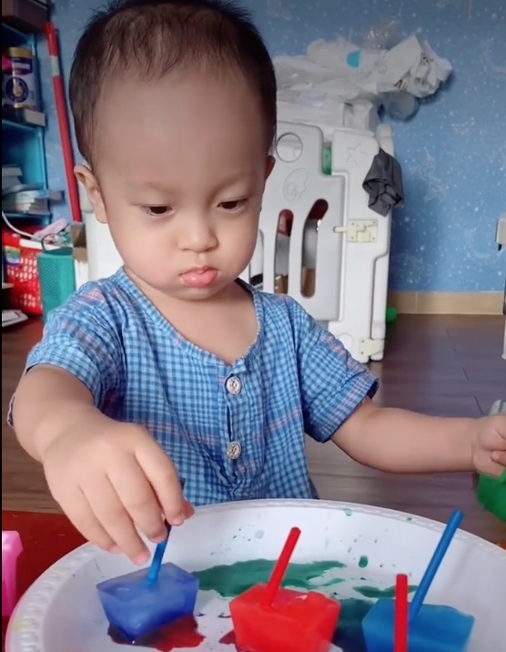 Siu học nhìn, sờ, chạm, màu sắc thông qua Đá Màu ☺️

🌸Kích thích đa giác quan không chỉ là một phần của sự phát triển sinh lí tự nhiên mà còn là con đường nhận thức thế giới và cũng là nền tảng cho sự học hỏi của con. Bởi vì sự phát triển của các giác quan chính là khởi đầu của sự phát triển trí năng ở con người.

🌸Việc Kích thích trí thông minh đa giác quan sẽ kích hoạt tương tác giữa các tế bào não đang phát triển để khơi dậy tiềm năng trí tuệ của con. 

🌸 Là tiền đề cho sự ghi nhớ nhanh nhạy của con về sau.