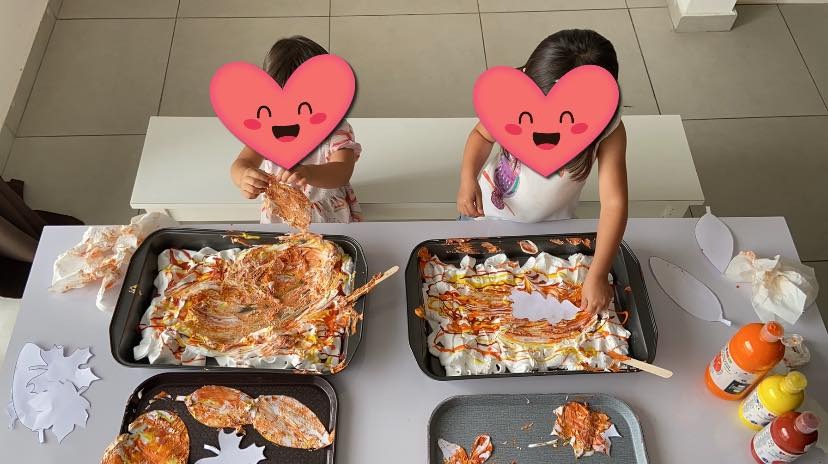 Cho con tô màu lá (bằng giấy) với kem cạo râu, màu nước sau đó gạt kem cạo râu bằng que thủ công. Trẻ tô màu xong nghịch luôn kem cạo râu với que & tay 🤪…. & cuối cùng mẹ lùa 2 đứa đi tắm