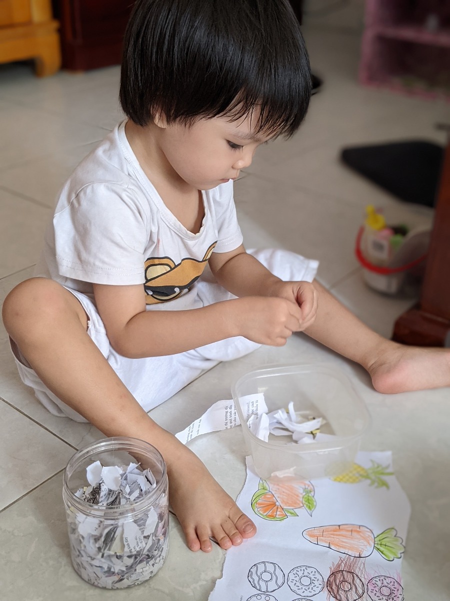 Hôm nay nắng to quá, nếu mình không đăng thì lại thấy phí cái nắng này. (Chứ mình cũng làm biếng lắm) chơi dơ miếng ha mọi người!

Làm giấy tái chế

1. Xé giấy dùng rồi, ngâm nước. Mình ngâm tầm 30p, bóp nát rồi bỏ máy xay sinh tố, xay lên.

2. Đổ hỗn hợp vào khuôn, ép xuống. Trong video youtube họ dùng khuôn hình vuông, có lót một màn mỏng. Nhưng mình không có, nên nảy ra một idea cắt vỏ sữa chua làm khuôn hình vuông, để một khăn xô bên dưới. Múc hỗn hợp giấy đổ vào, tán và ép xuống.

3. Đem phơi nắng.

4. Thành phẩm tô màu, làm note, vẽ tranh tùy thích.

Lúc cho bé xé giấy, mình đi làm việc khác, bé cứ siêng năng bị dụ thui ah.

Bây giờ làm, mai là mọi người có thành phẩm chơi rùi đó. Chiều qua mưa nhẹ. Em bé đem vào nhà để ở laptop mình cho nóng nhanh khô 😂
