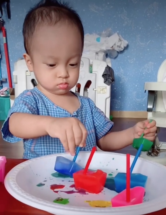 Siu học nhìn, sờ, chạm, màu sắc thông qua Đá Màu ☺️

🌸Kích thích đa giác quan không chỉ là một phần của sự phát triển sinh lí tự nhiên mà còn là con đường nhận thức thế giới và cũng là nền tảng cho sự học hỏi của con. Bởi vì sự phát triển của các giác quan chính là khởi đầu của sự phát triển trí năng ở con người.

🌸Việc Kích thích trí thông minh đa giác quan sẽ kích hoạt tương tác giữa các tế bào não đang phát triển để khơi dậy tiềm năng trí tuệ của con. 

🌸 Là tiền đề cho sự ghi nhớ nhanh nhạy của con về sau.
