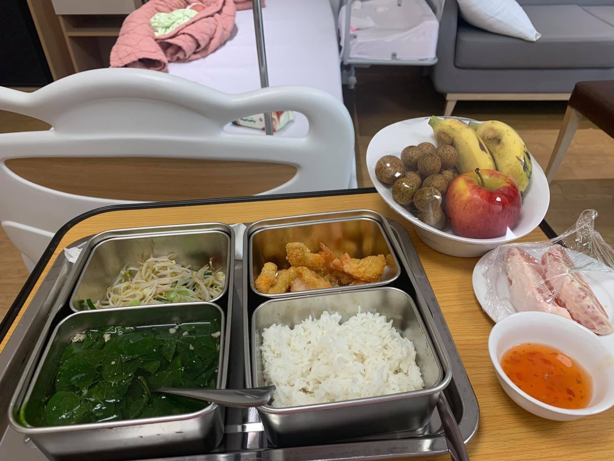 Xin chào các mom, nay mới có t.g viết về 5 ngày 4 đêm ở Hồng Ngọc - PTM ( e ở thêm 1 ngày).
E sinh mổ bé đầu tiên. Cả thai kỳ khoẻ mạnh chưa bao giờ nghĩ sẽ mổ các mom ạ. Đăng ký thai sản từ tuần 36 đợt tháng 6 đc km 15%. Khi khám ở HN thì tuần 38 bs phát hiện ra bất thường. E bị cuống rốn bám mép bánh rau là bệnh lý khá nguy hiểm ở thai nhi. Em theo khám BS Phương và BS Phương mổ cho e luôn. Nói về việc theo khám e k chọn Bs mà đến viện chọn ngẫu nhiên thôi. May mắn sao vào được bác Phương chứ hehe. Bác Phương lần nào thăm khám cũng rất nhẹ nhàng, ân cần. Sau khi phát hiện bất thường bác nhắc e cần phải cẩn thận và giải thích về bệnh lý và trường hợp có thể xảy ra. Hẹn e 3 ngày sau khám lại luôn để chốt đẻ ntn 😂. Bác trực tiếp thăm khám và cùng e đi siêu âm thì TH của e đẻ thường rất nguy hiểm và cần mổ lấy thai. Vì chuyển dạ là có nguy cơ suy thai. Sáng 2/9 khám thì chiều e lên bàn luôn. K thể tin nổi haha, lần đầu mổ nên e rất sợ và bỡ ngỡ, nằm trong phòng sinh khóc thì đc bác Phương và cả ekip động viên, thật ra e k sợ mổ mà e sợ nhất khoản tiêm gây tê vào lưng các mom ạ vì xem nhiều clip đẻ cái kim to như kim lợn vậy. Nhưng các mẹ nào sắp trải qua thì yên tâm nhé chỉ cần làm theo những gì Bs gây mê hướng dẫn thôi nó cũng như tiêm cây kim bé bé bthuong thôi ạ. Bs gây mê cho e là BS Thu Ba ( ở ngoài e gọi chị thôi vì chị trẻ xinh đẹp lắm ấy ạ) BS tiêm nhẹ nhàng đưa e vào cơn tê 🤣🤣. Cả ê kíp phủ chăn che các thứ đến đoạn đó e k còn thấy bên dưới nữa, cứ nghĩ mng vẫn đang chuẩn bị đồ để mổ thế mà 1 lúc sau chị Thu Ba bảo e chịu tức 1 chút để lấy e bé ra nhé thì e mới biết bác Phương mổ rồi 😂. Một lúc sau thì nghe thấy tiếng e bé. E bé đc da kề ra với mẹ luôn ấm áp hạnh phúc lắm ạ. Sau đấy tầm 20’ là bs khâu xong cho e, e đc chuyển lên hồi sức 4 tiếng rồi xuống với 2 bố con. Sau mổ đc truyền giảm đau và nhét giảm đau nên các mom đừng lo nhé, sẽ vẫn đau nhưng ở mức chịu  đc. Sang ngày thứ 2 thì e đã đứng dậy đi lại chậm chậm rồi cũng k đau quá nữa. Ngày thứ 4 là e k cần dùng giảm đau nữa. 
Về đồ ăn ở viện thì rất ngon ạ hôm nào e cũng ăn hết suất.
Các cô điều dưỡng và y tá nhiệt tình alo có mặt liền, hôm nào cũng có Bs đi kiểm tra vết mổ và Bs kiểm tra sức khoẻ của bé. 
Một lần nữa e xin cảm ơn BS Phương và ekip mổ cho e ngày 2/9 ạ ❤️