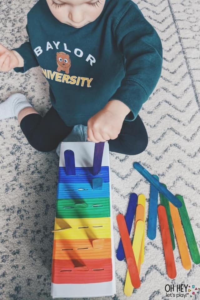 Phương pháp Montessori tại nhà cho bé 24-36 tháng

Bạn đang tìm kiếm một số hoạt động theo phong cách Montessori cho trẻ 24-36 tháng tuổi? 

Mức độ kỹ năng của trẻ 24 tháng thay đổi rất nhiều so với 36 tháng, điều quan trọng là bạn phải quan sát trẻ và trình độ kỹ năng của trẻ chứ không nên so sánh giữa các trẻ với nhau. 

Bạn hãy xem gợi ý dưới đây về những hoạt động Montessori rất phù hợp dùng tại gia đình cho bé 24-36 tháng tuổi nhé:

1. Trẻ có thể bắt đầu học cách sắp xếp và phân loại đồ chơi của mình, bạn hãy chuẩn bị những chiếc giỏ kích cỡ vừa để con tự cất đồ chơi của mình

2. Bạn hãy sắp xếp cho con 1 chiếc tủ quần áo gọn gàng, với khoảng 3 bộ quần áo/mũ/giày để con bắt đầu học cách tự lựa chọn quần áo của mình

3. Song song đó, hãy phát huy cho bé khả năng tự phục vụ bản thân: tự rót nước uống, tự đánh răng. Hãy chú ý thiết kế bình nước ở chỗ thấp vừa tầm với của con, hoặc chuẩn bị chiếc ghế và gương nhỏ đặt ở bồn rửa mặt của người lớn để bé có thể tự đứng rửa tay, rửa mặt, đánh răng

4. Bạn có thể cho con bắt đầu học cách làm các món tráng miệng đơn giản như cắt nhỏ các loại hoa quả bằng dụng cụ cắt chuyên biệt. Đồng thời để con giúp đỡ ba mẹ cùng lau dọn cửa kính hoặc tưới những cái cây ngoài vườn. Vì sao lại để con tham gia nhiều hoạt động như 1 người lớn thực thụ? Vì trước hết trẻ  ở lứa tuổi này cũng rất thích được tham gia vào công việc nhà, con cảm thấy như mình là 1 phần của gia đình, cha mẹ đừng ngăn cản vì sợ con làm sai/làm hỏng, mà hãy tạo điều kiện để con có thể được thỏa mãn nhu cầu của mình nhé

5. Trẻ ở độ tuổi này vẫn rất yêu thích các trò xếp hình và ghép hình. Bạn có thể in các hình con vật với màu sắc rõ nét và đồng thời cũng in hình ảnh đen trắng để con thực hành ghép 1 cặp (xem thêm trong ảnh minh họa để hiểu rõ)

6. Túi vật thể bí mật : là 1 hoạt động cực kì dễ làm ngay tại nhà mà vẫn khiến trẻ thích thú. bạn chỉ cần chuẩn bị 1 chiếc túi có dây rút, bên trong túi bạn đựng bất kì thứ gì mà bạn muốn con khám phá, hãy để bé tự cho tay vào túi để cảm nhận đồ vật đó là gì mà không cần nhìn. Mỗi ngày bạn đều có thể thay đổi dễ dàng các đồ vật trong túi bí mật.