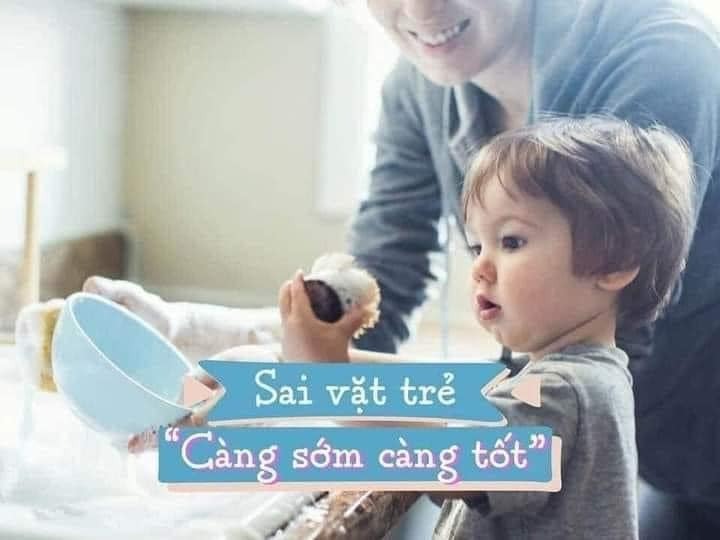 SAI VẶT TRẺ CÀNG SỚM CÀNG TỐT?

Ba mẹ nào muốn tăng tính chủ động, trách nhiệm và các kỹ năng cho con từ 2 tuổi trở lên thì nên lưu ý bài viết này nhé!

Để biết thêm được một cách để giúp con tăng các kỹ năng, tạo dựng tính chủ động, tự tin là thông qua việc: sai vặt con của ba mẹ.

Hầu hết trẻ em đều tò mò, thích được sai vặt, thích được “làm việc” cùng người lớn. Người lớn nên coi đây là cơ hội tốt để giáo dục trẻ. Hãy mạnh dạn giao cho bé một số công việc trong gia đình vừa sức với trẻ, để bé tập làm, ví dụ đặt quần áo bẩn vào chậu giặt, mang bát bỏ vào chậu rửa sau khi ăn xong, cất dọn đồ chơi, thay giấy vệ sinh, gấp quần áo…

⛔NÊN GIAO VIỆC VẶT CHO TRẺ TỪ KHI NÀO?

👉👉👉Sang tuổi thứ 2, trẻ đã có thể làm được những việc lặt vặt trong nhà.

Để duy trì sở thích của bé, hãy chọn những nhiệm vụ vừa sức, đặc biệt là những việc lặt vặt bé thích làm.

Chẳng hạn có thể giao cho bé lấy ghế, gấp quần áo của bé, nhặt rau… cùng mẹ.

Một bà mẹ kể rằng: “Tôi không thể nào cấm không cho con tôi (4 tuổi) động vào cái máy hút bụi được. Vì vậy tôi giao cho bé nhiệm vụ hút bụi sạch căn phòng gia đình. Nhờ vậy bé luôn bận rộn hút bụi còn tôi thì được bé đỡ đần bớt một việc”.

Nên để trẻ tham gia giúp việc nhà hết mức có thể ngay khi trẻ 2-3 tuổi.

Lau bàn, lấy cái này, cất cái nọ, lau đĩa… tìm nhiều việc vừa sức để trẻ làm giúp.

Cha mẹ hướng dẫn và giao cho trẻ tự lấy bô khi đi vệ sinh, tự rửa tay, buộc dây giầy, cài cúc áo, tự gấp quần áo cất vào tủ, tự dọn dẹp đồ chơi…

Thông qua các công việc được giao, làm cùng người lớn, bé bắt đầu học khái niệm có trách nhiệm với bản thân, với gia đình và với những đồ dùng của bé.

👉👉👉Khi bé được 4-6 tuổi, bạn có thể dạy bé cách thu dọn phòng ngủ, gấp chăn màn, quần áo của bé, lau bàn ghế, giường tủ… thậm chí có thể hướng dẫn bé rửa chậu, lau bồn rửa mặt và bồn tắm. Trẻ con rất thích được cọ rửa đồ. Những đứa trẻ 4 – 5 tuổi còn rất thích công việc phân loại quần áo sáng và tối màu để gấp, cất vào các ngăn tủ.

👉👉👉Khi bé 5–6 tuổi, bé có thể giúp đỡ bạn việc rửa chén, bát mỗi tối.

Bạn hãy hướng dẫn trẻ cách làm công việc này như thế nào và giao từng phần việc cho trẻ (ví dụ: gạt những thức ăn thừa vào thùng rác, tráng bát bằng nước sạch…).

Nhưng phải nhớ là cho bé làm với những đồ không dễ vỡ, còn những thứ dễ vỡ và các nồi bẩn thì bạn phải tự làm. Và điều quan trọng là vừa làm, vừa trò chuyện, tâm tình cùng trẻ để mở rộng sự hiểu biết và giúp trẻ cảm thấy tự tin hơn.

👉👉👉 Khi trẻ 7-8 tuổi, chúng có thể tự mình chuẩn bị một bữa ăn.

Hãy hướng dẫn trẻ cách làm món ăn mà chúng thích nhất và chỉ cho trẻ cách chọn các loại thực phẩm khi bạn cùng con đi chợ.

Bạn nên khuyến khích con ở lứa tuổi đến trường tự chuẩn bị bữa trưa cho mình.

Bé có thể giúp bạn cho quần áo vào máy giặt và khi bé lên 10 thì có thể tự mình cho quần áo vào máy và vận hành máy giặt… có thể đi chợ mua thức ăn.

Hãy tập dần cho bé làm quen với những công việc này.

⛔LÀM SAO ĐỂ TRẺ CÓ THỂ LÀM NHỮNG VIỆC BỐ MẸ TRẺ MUỐN CHÚNG LÀM?

Ba mẹ sẽ đặt ra câu hỏi là vậy phải làm sao để một đứa trẻ chịu làm việc ba mẹ sai khiến?

Đơn giản là vì công việc đó không làm trẻ thích…

Vậy làm sao để trẻ thích thú và làm một cách tự giác.?

Đó là hãy giao cho trẻ những công việc "đặc biệt".

Hay nói cách khác là biến những công việc bình thường trở nên "đặc biệt".

Đứa trẻ nào cũng sẽ thích những thứ gì đó thuộc vào phạm trù "đặc biệt" và chỉ có bé mới có thể làm được thôi.

Trẻ con thường có suy nghĩ: “chắc chắn mình phải là một người đặc biệt thì mới được giao cho công việc đặc biệt”.