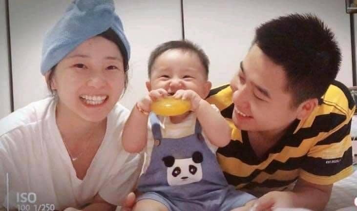 Trend mới nè bố mẹ ơi!!!!

Bố mẹ thử cùng lúc hun con xem con phản ứng thế nào rồi chụp lại khoe cho mọi người cùng biết với nha. Mình cũng đi thử đây, nhìn cưng quá trời cưng luôn hà 😍