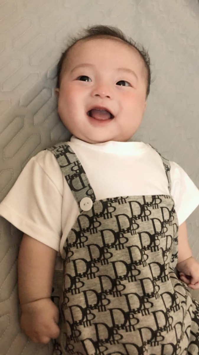 Xin chào cả nhà, em là ông bố nấu cơm cữ cho mẹ bầu sau sinh đây, ông bố cho vợ ăn củ cải bị các bác sĩ online nói đây ạ. Hai Vợ chồng hóng hớt linh tinh nên bay màu fb. Các bác đừng cười hay chỉ trích Vợ chồng em nhé 🤣

Nay e xin tổng hợp lại thực mẹ bầu sau sinh cho các ông bố bà mẹ tham khảo. Vợ e thích ăn gì e nấu cái đó và vì thời điểm cữ là mùa đông nên thực phẩm rau mùa cũng hơi hạn hẹp.. Nên e chỉ nấu được những món cơ bản như thế này thôi ạ. Các bác đóng góp để e nâng cao thực đơn tập 2 cho mẹ Bon. 🤩