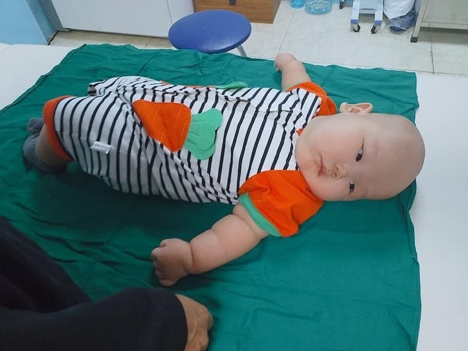 Chào mọi ng hiện tại m là bà mẹ của 3 nhóc.. Ở đây có mẹ nào đã từng trải qua cảm giác bà nội ck gọi là con cá rô đực vì lấy ck 3,5 năm mới đẻ dc k???😂Sau đây m xin phép kể hành trình đầy gian nan khi các con đến với m,và cả hành trình nuôi con đầy gian khổ của m nữa..🥲🥲
 M lấy ck năm 2013 sau khi hỏng thai 4lan m đã khám và chữa chạy khắp nơi từ tây y đến đông y,khám tất cả các bv lớn nhỏ.Từ trưởng khoa đến các giáo sư ai mách bsi nào giỏi,ai bảo ở đâu tốt m đều đến.Nhưng kq là cả 2 vk ck m đều bt k tìm ra nguyên nhân tại sao cứ có bầu là lại bị lưu😞Đến năm 2015 m quyết định đi bơm tt vào buồng tc ở pstw nhưng kq vẫn là con số 0 tròn chĩnh☹️Cuối cùng m tìm đến tâm linh ai mách ở đâu cầu con linh nhiệm m đều đi,mỗi lần đi về là nhà ck m lại thay đổi hướng giường hướng tủ để thay đổi phong thủy.Nhưng kq vẫn vậy đến đầu năm 2016 sau khi trải qua khoảng tg khá dài,với bnhieu điều đàm tiếu rằng(con này vô sinh,thằng này tt yếu,con này ăn lắm béo xí ra k đẻ nổi)mỗi lần ra đường là bnhieu lời xì sào nhòm ngó😣Đến ng trong nhà là bà nội ck m còn chỉ mặt mẹ ck m bảo là "Mày mua con cá rô đực về để thờ ak" Thật sự nghe đc câu đấy ng m như chết lặng,nó tủi thân 1 cách ghê gớm😩😩.K ai chịu hiểu rằng m chửa rất nhiều lần và đều bị lưu😭😭Chứ đâu phải k chửa bjo đâu!!Đúng là cái cảm giác khó tả các mẹ ạ😕Đến giữa năm 2016 2 vc quyết định k khám chữa hay thuốc thang j nữa,1 phần vì nản,1 phần vì tiền cũng đã cạn kiệt sau ngần đấy năm chữa chạy.Khi đi khám gặp nhau mn thường nói vui với nhau rằng đây là bệnh con nhà giàu😅vì đây là bệnh tiêu tốn tiền của 1 cách khủng khiếp ý mn ạ...Sau đó 2vc quyết định gom hết số tiền còn lại+thêm vay mượn để kinh doanh.Vì k thể cứ ở nhà mà đi chữa đẻ mãi đc,đến lúc con thì chưa thấy mà tiền đã k còn.Lúc đó 2 vc m đã thuê đc 1c cửa hàng nhỏ để kd quần áo,có gác xét và nhà vs có thể ở lại đc..Mọi việc khá thuận lợi nên cả 2 tâm lý khá thoải mái,k còn phải suy nghĩ nhiều nữa😊Và chuyện gì đến nó cũng đến cm ạ.Mở đc khoảng 3thang thì e có bầu lúc đó đúng vào mùa đá bóng,2vc bán hàng xong thức xuyên đêm để xem nào là cafe,bia và thực sự cả tháng bóng đá đó 2vc qh đc với nhau vài lần😂Sáng hôm đó khi leo từ gác xét xuống m thấy ra chút máu nghĩ là đến tháng nên cũng chẳng để ý j.Đến 2 hsau thì vẫn thấy ra chút máu mà k ra nhiều,m mới nói vơi ck là hay chửa nhỉ😅kiểu nói vui thôi chứ k nghĩ là chửa thậttt đâu vì sau ngần đấy năm mừng hụt nhiều rồi.Sau đấy m mua que thử và lên 2v mờ m còn bảo ck là hay que hỏng nhỉ và mua tiếp 3que để thử vào sáng hsau😂Kq là 2v tiếp và chắc chắn là chửa thật rùi,nhưng do bị lưu nhiều lần nên khi chửa là kèm theo 1 đống sự lo lắng trong đầu..Lúc đó m gọi cho mẹ đẻ m và báo là có bầu bà đã vội vàng bắt về nhà và đi khám xem tn để còn biết mà chữa chạy kịp thời🥲Sau khi 2 mẹ con đèo nhau đi khám thì bs báo thai đc 5w5d chưa có tim thai,lại hồi hộp lại lo lắng và gọi hỏi khắp nơi bsi nào giỏi để khám lại..Và đc 1ng cô chỉ cho bsi vinh ở pshn mà trước cô ấy theo.Khi về m gọi và đặt lịch khám vào sáng hsau,đêm hôm ý là 1 đêm k ngủ lo lắng đủ thứ trong đầu rằng sáng mai sẽ ra sao???Và ngày hsau cũng đến m chuẩn bị từ sớm để đi gặp bsi,sau khi khám và nói hết tiểu sử thai lưu của m thì bsi đã kê cho m thuốc nội tiết uống+ đặt và hẹn sau 1w khám lại...1w trôi qua đấy như dàii 1 thế kỉ cm ạ🥲🥲1 tuần với không khí lo lắng bao trùm trong nhà...Mn thì cố động viên rằng mọi chuyện ks đâu con khoẻ nên đừng quá lo lắng.Nhưng m thì k thể k lo đc,vì m đã phải đau khổ rất nhiều lần khi k giữ đc con rồi😭1w sau cũng đã đến m qua khám và thật sự vỡ oà khi bs thông báo đã có tim thai,m phải hỏi đi hỏi lại vì k tin nổi vào những j m vừa nghe đc😢do m có tiền sử bị lưu nên sau đó bs có kê cho m khá nhiều thuốc,để uống để đặt và để tiêm để giữ thai thai nữa.M phải tiêm mỗi ngày 2 mũi vào bắp đùii tiêm nhiều đến nỗi m k đi nổi vì đau nhức,từ khi đi khám về là m nằm treo chân 1w đi khám lại 1 lần..Mọi thứ khá ổn đến khi 12w bsi đo vtc và thông báo ctc của m tụt quá ngắn nguy cơ sẩy cao và đề nghị khâu cấp cứu luôn😓Sau khi khám m đc đưa sang phòng tiểu phẫu để khâu sống vì m bị kháng thuốc giảm đau😭Cảm giác lúc đó đúng là chết đi sống lại khi từng mũi kim đâm vào m đều cảm nhận đc rất rõ,2 tay bám chặt 2 môi mím đến tím bầm😭😭nó đau đến khủng khiếp...Sau khi nghỉ lại đến chiều tối để theo dõi thì m đc cho về,từ đó đến 35w m nằm treo chân và đều đặn uống+tiêm thuốc nội tiết hằng ngày và 1-2w đi khám 1 lần.Đúng là 1 khoảng tg dài đến đáng sợ😢36w m đc cắt chỉ (cắt chỉ cũng cắt sống luôn😭)và 38w m sinh thường bé đầu tiên nặng 3,6kg...Chuyện khá dài m viết theo cảm xúc nên có hơi lủng củng cm đọc thông cảm cho m nhé😅Các chuyện sau m xin kể chú thích ở từng ảnh nhé vì thật sự nó dàii quá m viết hết ở stt này khéo cm đọc phải kéo đến ngày mai mới hết mất😂Qua đây echỉ muốn chia sẻ hàng trình đầy vất vả gian nan của e thuii... chúc các mẹ có 1 thai kì khoẻ mạnh và bình an