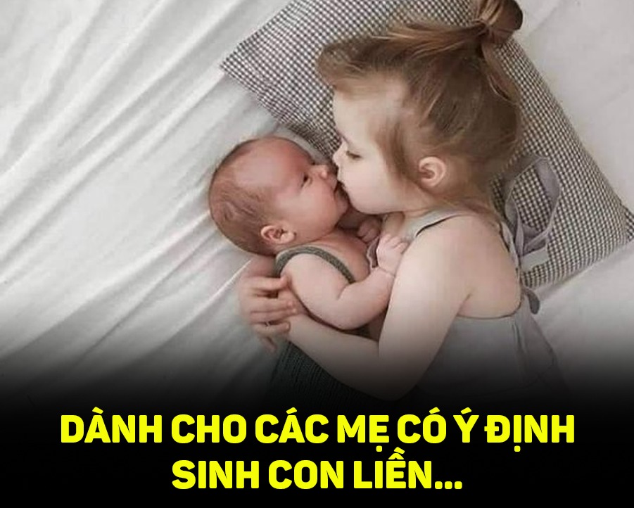 DÀNH CHO CÁC MẸ CÓ Ý ĐỊNH SINH CON LIỀN 🤱

Nếu ai đó bảo bạn đẻ luôn đi nuôi một thể để sau này nhàn, thì quên đi nhé, không bao giờ có chuyện nhàn đâu!

Nhìn 2 đứa trẻ sàn sàn nhau thích thật đấy. Nhưng thứ mà bạn nhìn thấy chỉ là những lúc vui vẻ, bề nổi của tảng băng chìm. Còn đằng sau cực ra sao, chẳng ai kể với bạn cả.

Con đến với bố mẹ là hữu duyên, dù là có sự chuẩn bị hay bất ngờ. Nhưng nếu được - lựa - chọn, mình sẽ chưa vội sinh thêm em bé. Tất nhiên mọi thứ giờ đã ổn định, và mình cực kỳ hạnh phúc, nhưng những lời dưới đây có thể có ích với ai đó có kế hoạch sinh liền.

✔️ Phải khoẻ thật khoẻ

Quan trọng nhất vẫn là sức khoẻ. Mẹ thử tưởng tượng cơ thể mình chuẩn bị hơn 20 năm cho 1 kỳ sinh nở đầu tiên, sẽ thật dễ dàng và thuận lợi. Nhưng nếu sinh liền ngay thì sẽ là một sự đặt cược với sức khoẻ; vì cơ thể đã sinh nở 1 lần không bao giờ còn được như trước nữa. Cơ thể chưa kịp hồi phục, dù mẹ cảm giác mình khoẻ mạnh, nhưng các cơ quan, tế bào cũng cần được nghỉ ngơi đủ. Việc này hoàn toàn không giống với các mẹ sinh đôi, đẻ 1 lần. Mỗi lần mang thai, sinh nở là một lần cơ thể yếu đi nhiều lắm.
Sau khi sinh liền, sức khoẻ của mình chắc chỉ được 50% trước đây; rất dễ ốm vặt, hay mệt mỏi, thiếu ngủ, thiếu tập trung...

✔️ Chịu áp lực tốt

Thời gian mới sinh, con lớn còn chưa dứt hơi sữa, con bé non nớt bế trên tay, có lúc anh khóc, em khóc, rồi mẹ cũng khóc... Đó là quãng thời gian cực khổ nhất mà mình từng trải qua trong cuộc đời cho đến thời điểm hiện tại. Đôi lúc cảm thấy bất lực, muốn gửi con cho ai đó để bắt taxi đi đâu cũng được. Chăm con nhỏ sơ sinh đã đủ đầu bù tóc rối; lại trông thêm 1 đứa bé cũng vẫn đang rất cần mẹ nữa lại càng điên đầu.

Đừng nghĩ cứ sinh ra rồi đã có ông bà hỗ trợ, rồi vứt con cho ai cũng được. Tất cả mọi người dù tốt, dù rất muốn giúp đỡ nhưng chỉ là giải pháp tình thế, trong chốc lát. Còn thứ duy nhất mà bọn trẻ cần, đó là MẸ.

Có 2 đứa trẻ sàn sàn nhau, khóc cùng khóc, cười cùng cười, thậm chí ốm cùng ốm. Bọn chúng rất dễ lây nhau, double ốm thì các mẹ tưởng tượng thế nào rồi đấy... Chỉ muốn chết đi một lúc!

Về cơ bản mẹ vẫn phải trường kỳ kháng chiến, vì thế phải chịu áp lực thật tốt, luôn giữ tâm trạng vui vẻ, ổn định, và nghĩ rằng rồi các con sẽ nhanh lớn, mọi khó khăn rồi sẽ qua.

Những lúc cảm thấy kiệt sức, tuyệt vọng nhất; mình lại nghĩ về những lúc chúng đáng yêu, để sốc lại tinh thần.

✔️ Vững về kinh tế

Nuôi một đứa trẻ chưa bao giờ là dễ dàng, một đứa đã đủ đau đầu. Thêm 1 đứa nữa là nhân đôi bỉm, sữa, quần áo, học hành, thuốc men...mọi chi phí đều nhân đôi. Về kinh tế sẽ cực nặng gánh. Nhất là khi sinh em bé, trong nhà sẽ chỉ còn 1 người đi kiếm tiền.

Thiếu tiền sẽ là một nguyên nhân lớn dẫn đến những vết rạn nứt trong gia đình. Những bực dọc, cáu kỉnh sẽ đến từ những hoá đơn chưa tìm ra nguồn trả, những cãi vã sẽ đến từ việc tiền đâu mua sữa, mua bỉm, chi tiêu gì mà nhiều thế...

Vì thế, nếu được lựa chọn, thì kinh tế vững mình mới đẻ tiếp. Ít nhất là thảnh thơi trong suy nghĩ, con cái được hưởng điều kiện vật chất tốt hơn, đầy đủ hơn. Và sinh con khi không phải lo nghĩ nhiều về cơm, áo, gạo, tiền... bố mẹ cũng bớt căng thẳng và cãi vã về vấn đề tài chính. Người lớn hạnh phúc thì mới có những đứa trẻ hạnh phúc.

Bạn thứ 2 là một “sự cố” đáng yêu, không có trong dự định, thật khó khăn khi kinh tế còn chưa vững vàng. Nhưg nghĩ một cách tích cực, thì đó cũng là động lực để bố mẹ trở nên tinh nhuệ hơn, giỏi giang hơn, kiếm được nhiều tiền hơn trong khi quỹ thời gian cho con cái không thay đổi.

Tạm thời kể thế thôi, nhiều cái phải suy nghĩ lắm, nếu có ý định đẻ liền. Dù nhìn lại quãng thời gian mới sinh mình vẫn thực sự sợ hãi; nhưng vẫn muốn sinh thêm con, chỉ có điều chưa phải sinh liền ngay để con lên chức anh chị sớm quá; và bố mẹ cũng chưa chuẩn bị kỹ càng về mọi mặt: tinh thần, sức khoẻ, kinh tế...

Còn với các mẹ cũng có những “sự cố” đáng yêu, đang phải vật lộn với cả 2 đứa trẻ èo ẽo, thì có thể đây cũng là một động lực. Khó khăn nào rồi cũng sẽ qua, mạnh mẽ lên nhé! ♥️