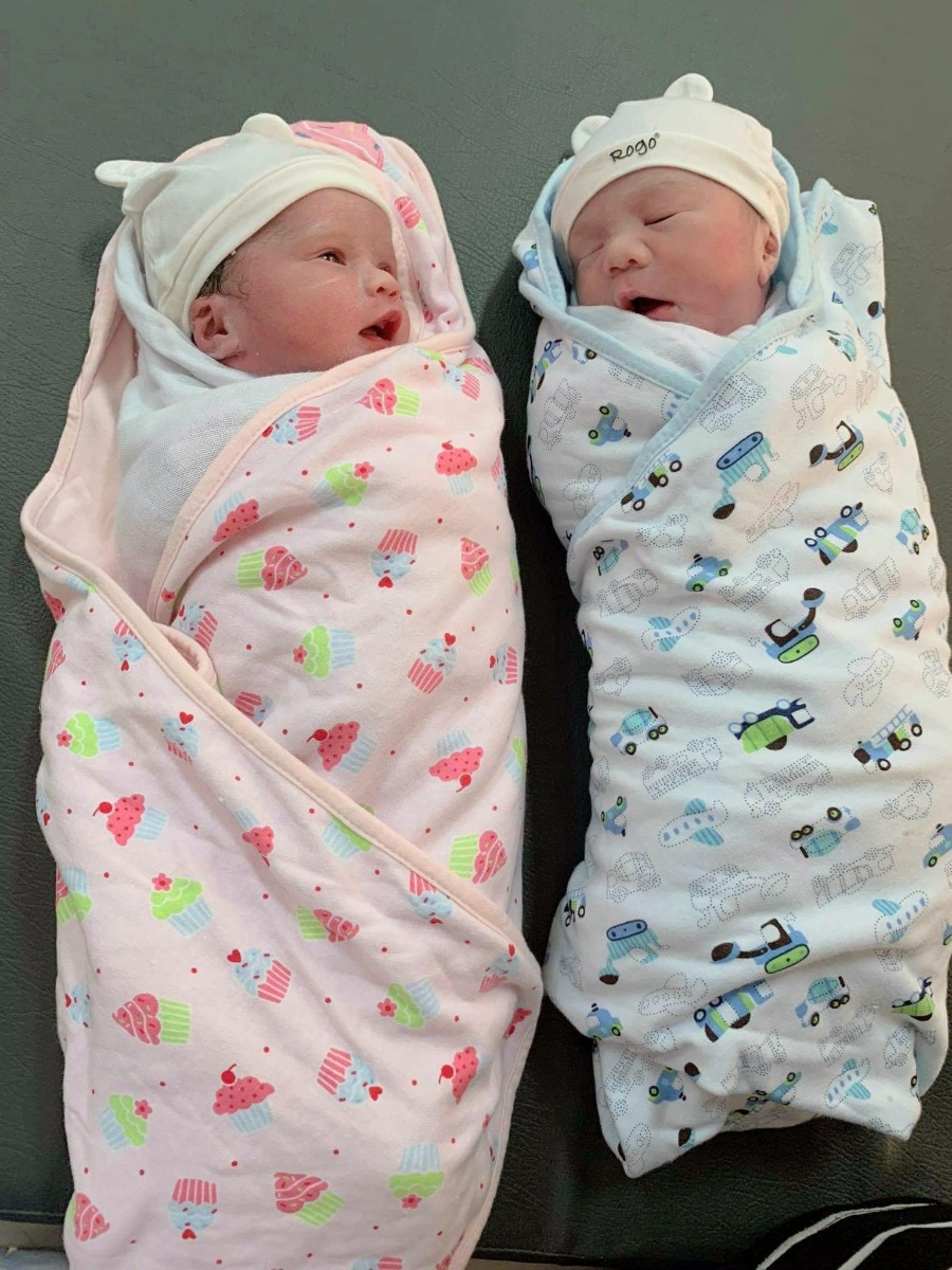 36w 2 con đòi ra với mẹ . Bé gái 2,5kg bé trai 2,6kg trvia con được về với mẹ luôn
Cả nhà ủn mông cho con mau lớn với ạ 😍