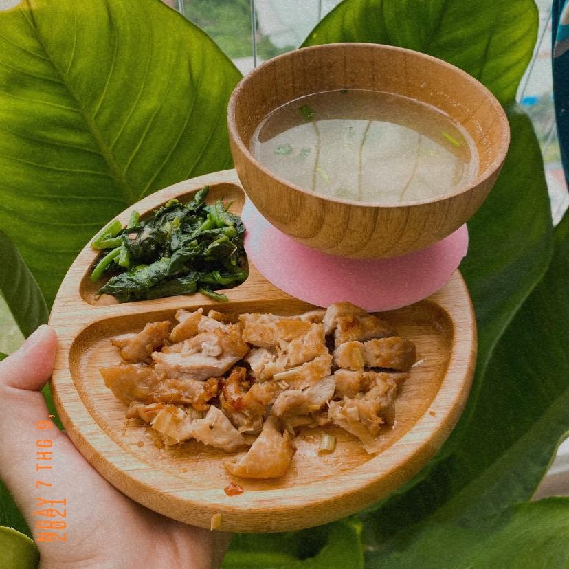 Thực đơn hôm nay:
Gà rang sả
Mồng tơi xào tỏi
Canh bí tôm
Cơm trắng ST25

Ăn rất kiểu từ tốn luôn ạ!