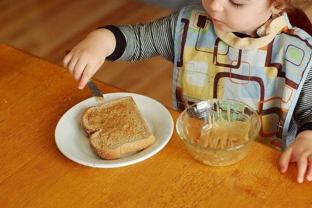 Phương pháp Montessori tại nhà cho bé 24-36 tháng

Bạn đang tìm kiếm một số hoạt động theo phong cách Montessori cho trẻ 24-36 tháng tuổi? 

Mức độ kỹ năng của trẻ 24 tháng thay đổi rất nhiều so với 36 tháng, điều quan trọng là bạn phải quan sát trẻ và trình độ kỹ năng của trẻ chứ không nên so sánh giữa các trẻ với nhau. 

Bạn hãy xem gợi ý dưới đây về những hoạt động Montessori rất phù hợp dùng tại gia đình cho bé 24-36 tháng tuổi nhé:

1. Trẻ có thể bắt đầu học cách sắp xếp và phân loại đồ chơi của mình, bạn hãy chuẩn bị những chiếc giỏ kích cỡ vừa để con tự cất đồ chơi của mình

2. Bạn hãy sắp xếp cho con 1 chiếc tủ quần áo gọn gàng, với khoảng 3 bộ quần áo/mũ/giày để con bắt đầu học cách tự lựa chọn quần áo của mình

3. Song song đó, hãy phát huy cho bé khả năng tự phục vụ bản thân: tự rót nước uống, tự đánh răng. Hãy chú ý thiết kế bình nước ở chỗ thấp vừa tầm với của con, hoặc chuẩn bị chiếc ghế và gương nhỏ đặt ở bồn rửa mặt của người lớn để bé có thể tự đứng rửa tay, rửa mặt, đánh răng

4. Bạn có thể cho con bắt đầu học cách làm các món tráng miệng đơn giản như cắt nhỏ các loại hoa quả bằng dụng cụ cắt chuyên biệt. Đồng thời để con giúp đỡ ba mẹ cùng lau dọn cửa kính hoặc tưới những cái cây ngoài vườn. Vì sao lại để con tham gia nhiều hoạt động như 1 người lớn thực thụ? Vì trước hết trẻ  ở lứa tuổi này cũng rất thích được tham gia vào công việc nhà, con cảm thấy như mình là 1 phần của gia đình, cha mẹ đừng ngăn cản vì sợ con làm sai/làm hỏng, mà hãy tạo điều kiện để con có thể được thỏa mãn nhu cầu của mình nhé

5. Trẻ ở độ tuổi này vẫn rất yêu thích các trò xếp hình và ghép hình. Bạn có thể in các hình con vật với màu sắc rõ nét và đồng thời cũng in hình ảnh đen trắng để con thực hành ghép 1 cặp (xem thêm trong ảnh minh họa để hiểu rõ)

6. Túi vật thể bí mật : là 1 hoạt động cực kì dễ làm ngay tại nhà mà vẫn khiến trẻ thích thú. bạn chỉ cần chuẩn bị 1 chiếc túi có dây rút, bên trong túi bạn đựng bất kì thứ gì mà bạn muốn con khám phá, hãy để bé tự cho tay vào túi để cảm nhận đồ vật đó là gì mà không cần nhìn. Mỗi ngày bạn đều có thể thay đổi dễ dàng các đồ vật trong túi bí mật.