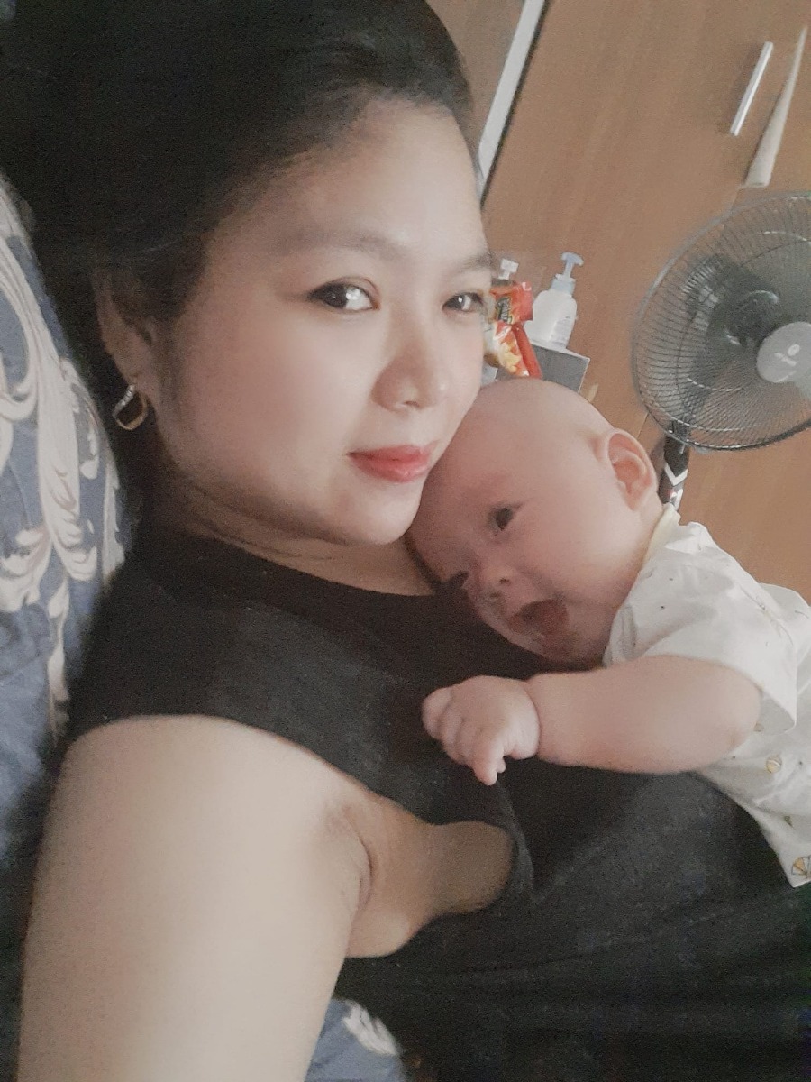 Hành trình tìm con 13 năm 1 trạng đường.ngày hôm nay khi mẹ ôm con vào lòng và viết lên đây những gì mẹ đã chải qua và để tiếp thêm động lực cho các mom.
Nếu để viết ra những gì mẹ đã phải chịu đừng trong 13 năm qua tìm con thì có lẽ sẽ ko kể nào hết. 13 năm chảy chữa khắm nơi vào nam ra bắc. Tiền của làm ra chỉ để tìm con. Bố mẹ cưới nhau năm 2008 và chảy chữa biết bao bệnh viện mà ko đc rồi tiền của làm ra cũng hết bố mẹ ko còn có kinh tế để theo đuổi để tìm con. Bố mẹ dừng tìm con và cố đi làm để có kinh tế để tìm con.trong lòng mẹ luôn tin các con sẽ về bên mẹ.và năm 2019 mẹ làm ivf bao nhiêu mũi kích trứng bao nhiêu viên thuốc mẹ điều ko sợ ông trời hình như cũng thương mẹ bố mẹ đc 10 phôi và năm 2019 mẹ chuyển phôi và hp vỡ òa khi mẹ thử que lên 2v đấy là lần đầu tiên sau 11 năm mẹ nhìn thấy que 2v là như nào. Bố con người mà luôn ở bên mẹ khi đi tìm các con khi đó bố con khóc như 1 đứa trẻ .và mẹ thử beta đều tăng cao rồi mẹ đợi 21 ngày mẹ đi siêu âm và hp hơn nữa là mẹ có 2 anh trai của con.rồi thời gian giữ thai của mẹ là những tháng ngay lo sợ và mẹ ở viện nhiều hơn ở nhà. Nhưng mẹ nghĩ ko sao chỉ cần 2 anh của con khỏe mạnh là mẹ hạnh phúc rồi.2 anh của con phát triển tốt và đến khi 2 anh của con đc 22w.
Ngày định mệnh của cuộc đời bố mẹ. Mẹ bị ra 1 chút máu.bố mẹ lại lai nhau vào viện .bs siêu âm cho mẹ nói 2 anh trai của con vẫn khỏe mạnh.và cho mẹ về. Nhưng ko hiểu sao mẹ thấy lo lắng mẹ xin bs cho mẹ ở lại theo rõi.và đêm hôm đó mẹ ko thể nào giữ đc 2 anh của con .sinh 2 anh của con quá sớm mới có 22w thì làm sao mẹ giữ đc 😭và ngày hôm đó là ngày bố mẹ nhớ mãi nỗi đau đến sé lòng.
Và rồi bố mẹ tự an ủi nhau và chờ sức khỏe mẹ ổn định mẹ đi tìm con .lần này khi bs chuyển phôi cho mẹ .bác bảo là ctc mẹ bị rách lắm tốt nhất chỉ mang thai 1 đc thôi.nói thật mẹ sợ lắm mẹ sợ mẹ là người mẹ thất bại.thế rồi con đến bên mẹ ngày siêu âm bs thông báo thai 1 mẹ mừng lắm .và rồi những chuỗi ngày đi đi về về từ hải phòng lên hà nội để khâu ctc và để giữ con.nhưng ông trời vẫn thử thách mẹ khi chỉ giữ con ở trong bụng mẹ đc 29w.mẹ sinh con tròn vẹn đc có 1kg2.mẹ khóc mẹ lo rất nhiều .bố mẹ ngày nào cũng chỉ mong bs gọi thông báo tình hình của con.nhưng rồi trộm vía trai của mẹ rất chi là giỏi con đã vượt qua hết và giờ đây con đã đc 4m20d và ở trong vòng tay của bố.mẹ con.con sinh vào đúng ngày kỷ niệm 13 năm ngày cưới của bố mẹ con ạ.
Vậy lên các cô các bác hãy cố gắng lên ạ. Bố mẹ con 13 năm.tưởng trừng như buông bỏ lúc mất 2 anh của con. Nhưng rồi vì tình yêu và khao khát có con bố mẹ con đã vượt qua đc tất cả.1 lần nữa cám ơi các cô các bác đã đọc tâm sự của mẹ con ạ