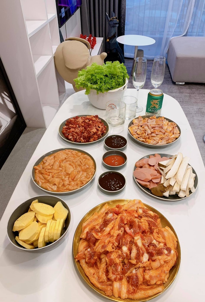 Xin chào cả nhà, em là ông bố nấu cơm cữ cho mẹ bầu sau sinh đây, ông bố cho vợ ăn củ cải bị các bác sĩ online nói đây ạ. Hai Vợ chồng hóng hớt linh tinh nên bay màu fb. Các bác đừng cười hay chỉ trích Vợ chồng em nhé 🤣

Nay e xin tổng hợp lại thực mẹ bầu sau sinh cho các ông bố bà mẹ tham khảo. Vợ e thích ăn gì e nấu cái đó và vì thời điểm cữ là mùa đông nên thực phẩm rau mùa cũng hơi hạn hẹp.. Nên e chỉ nấu được những món cơ bản như thế này thôi ạ. Các bác đóng góp để e nâng cao thực đơn tập 2 cho mẹ Bon. 🤩