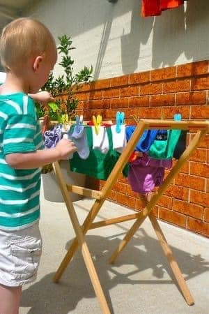 Phương pháp Montessori tại nhà cho bé 24-36 tháng

Bạn đang tìm kiếm một số hoạt động theo phong cách Montessori cho trẻ 24-36 tháng tuổi? 

Mức độ kỹ năng của trẻ 24 tháng thay đổi rất nhiều so với 36 tháng, điều quan trọng là bạn phải quan sát trẻ và trình độ kỹ năng của trẻ chứ không nên so sánh giữa các trẻ với nhau. 

Bạn hãy xem gợi ý dưới đây về những hoạt động Montessori rất phù hợp dùng tại gia đình cho bé 24-36 tháng tuổi nhé:

1. Trẻ có thể bắt đầu học cách sắp xếp và phân loại đồ chơi của mình, bạn hãy chuẩn bị những chiếc giỏ kích cỡ vừa để con tự cất đồ chơi của mình

2. Bạn hãy sắp xếp cho con 1 chiếc tủ quần áo gọn gàng, với khoảng 3 bộ quần áo/mũ/giày để con bắt đầu học cách tự lựa chọn quần áo của mình

3. Song song đó, hãy phát huy cho bé khả năng tự phục vụ bản thân: tự rót nước uống, tự đánh răng. Hãy chú ý thiết kế bình nước ở chỗ thấp vừa tầm với của con, hoặc chuẩn bị chiếc ghế và gương nhỏ đặt ở bồn rửa mặt của người lớn để bé có thể tự đứng rửa tay, rửa mặt, đánh răng

4. Bạn có thể cho con bắt đầu học cách làm các món tráng miệng đơn giản như cắt nhỏ các loại hoa quả bằng dụng cụ cắt chuyên biệt. Đồng thời để con giúp đỡ ba mẹ cùng lau dọn cửa kính hoặc tưới những cái cây ngoài vườn. Vì sao lại để con tham gia nhiều hoạt động như 1 người lớn thực thụ? Vì trước hết trẻ  ở lứa tuổi này cũng rất thích được tham gia vào công việc nhà, con cảm thấy như mình là 1 phần của gia đình, cha mẹ đừng ngăn cản vì sợ con làm sai/làm hỏng, mà hãy tạo điều kiện để con có thể được thỏa mãn nhu cầu của mình nhé

5. Trẻ ở độ tuổi này vẫn rất yêu thích các trò xếp hình và ghép hình. Bạn có thể in các hình con vật với màu sắc rõ nét và đồng thời cũng in hình ảnh đen trắng để con thực hành ghép 1 cặp (xem thêm trong ảnh minh họa để hiểu rõ)

6. Túi vật thể bí mật : là 1 hoạt động cực kì dễ làm ngay tại nhà mà vẫn khiến trẻ thích thú. bạn chỉ cần chuẩn bị 1 chiếc túi có dây rút, bên trong túi bạn đựng bất kì thứ gì mà bạn muốn con khám phá, hãy để bé tự cho tay vào túi để cảm nhận đồ vật đó là gì mà không cần nhìn. Mỗi ngày bạn đều có thể thay đổi dễ dàng các đồ vật trong túi bí mật.