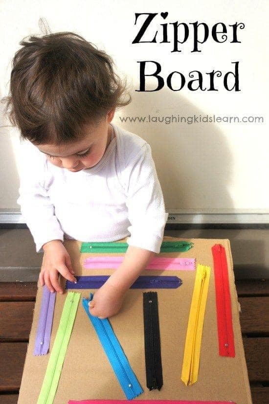 Phương pháp Montessori tại nhà cho bé 24-36 tháng

Bạn đang tìm kiếm một số hoạt động theo phong cách Montessori cho trẻ 24-36 tháng tuổi? 

Mức độ kỹ năng của trẻ 24 tháng thay đổi rất nhiều so với 36 tháng, điều quan trọng là bạn phải quan sát trẻ và trình độ kỹ năng của trẻ chứ không nên so sánh giữa các trẻ với nhau. 

Bạn hãy xem gợi ý dưới đây về những hoạt động Montessori rất phù hợp dùng tại gia đình cho bé 24-36 tháng tuổi nhé:

1. Trẻ có thể bắt đầu học cách sắp xếp và phân loại đồ chơi của mình, bạn hãy chuẩn bị những chiếc giỏ kích cỡ vừa để con tự cất đồ chơi của mình

2. Bạn hãy sắp xếp cho con 1 chiếc tủ quần áo gọn gàng, với khoảng 3 bộ quần áo/mũ/giày để con bắt đầu học cách tự lựa chọn quần áo của mình

3. Song song đó, hãy phát huy cho bé khả năng tự phục vụ bản thân: tự rót nước uống, tự đánh răng. Hãy chú ý thiết kế bình nước ở chỗ thấp vừa tầm với của con, hoặc chuẩn bị chiếc ghế và gương nhỏ đặt ở bồn rửa mặt của người lớn để bé có thể tự đứng rửa tay, rửa mặt, đánh răng

4. Bạn có thể cho con bắt đầu học cách làm các món tráng miệng đơn giản như cắt nhỏ các loại hoa quả bằng dụng cụ cắt chuyên biệt. Đồng thời để con giúp đỡ ba mẹ cùng lau dọn cửa kính hoặc tưới những cái cây ngoài vườn. Vì sao lại để con tham gia nhiều hoạt động như 1 người lớn thực thụ? Vì trước hết trẻ  ở lứa tuổi này cũng rất thích được tham gia vào công việc nhà, con cảm thấy như mình là 1 phần của gia đình, cha mẹ đừng ngăn cản vì sợ con làm sai/làm hỏng, mà hãy tạo điều kiện để con có thể được thỏa mãn nhu cầu của mình nhé

5. Trẻ ở độ tuổi này vẫn rất yêu thích các trò xếp hình và ghép hình. Bạn có thể in các hình con vật với màu sắc rõ nét và đồng thời cũng in hình ảnh đen trắng để con thực hành ghép 1 cặp (xem thêm trong ảnh minh họa để hiểu rõ)

6. Túi vật thể bí mật : là 1 hoạt động cực kì dễ làm ngay tại nhà mà vẫn khiến trẻ thích thú. bạn chỉ cần chuẩn bị 1 chiếc túi có dây rút, bên trong túi bạn đựng bất kì thứ gì mà bạn muốn con khám phá, hãy để bé tự cho tay vào túi để cảm nhận đồ vật đó là gì mà không cần nhìn. Mỗi ngày bạn đều có thể thay đổi dễ dàng các đồ vật trong túi bí mật.